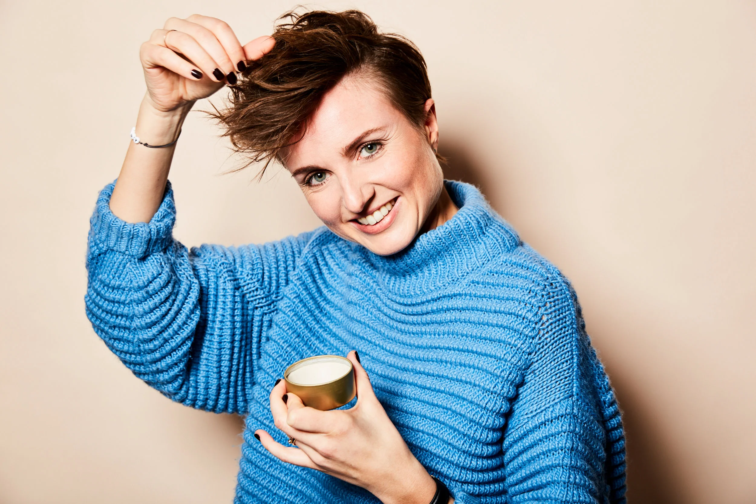Für die Haarspitzen benutzt Juli am liebsten ihr Strong Molding Clay von davines.