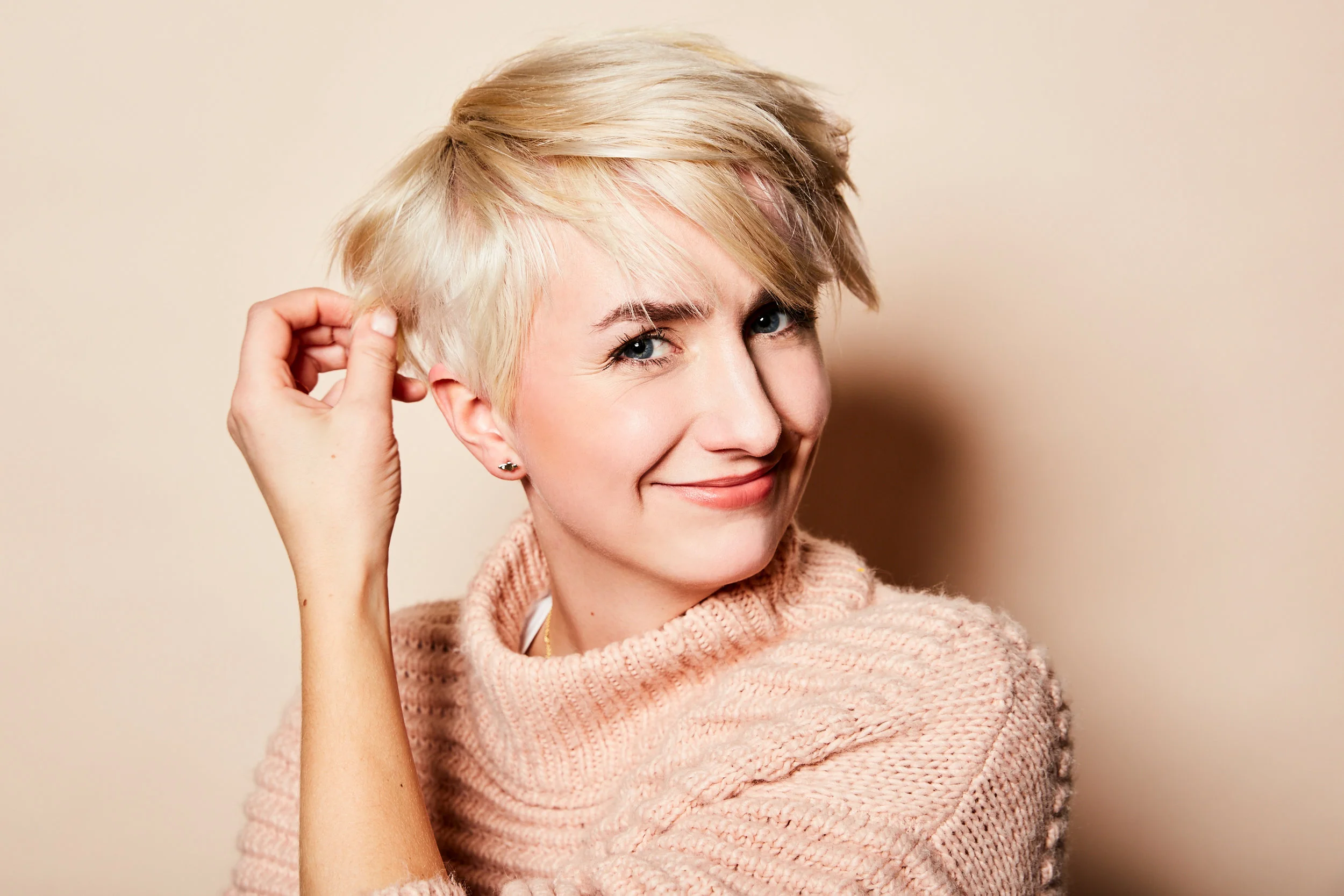 Das Kokosöl, das Rose in die Haarspitzen gibt, stylen und pflegen die Haare gleichzeitig.