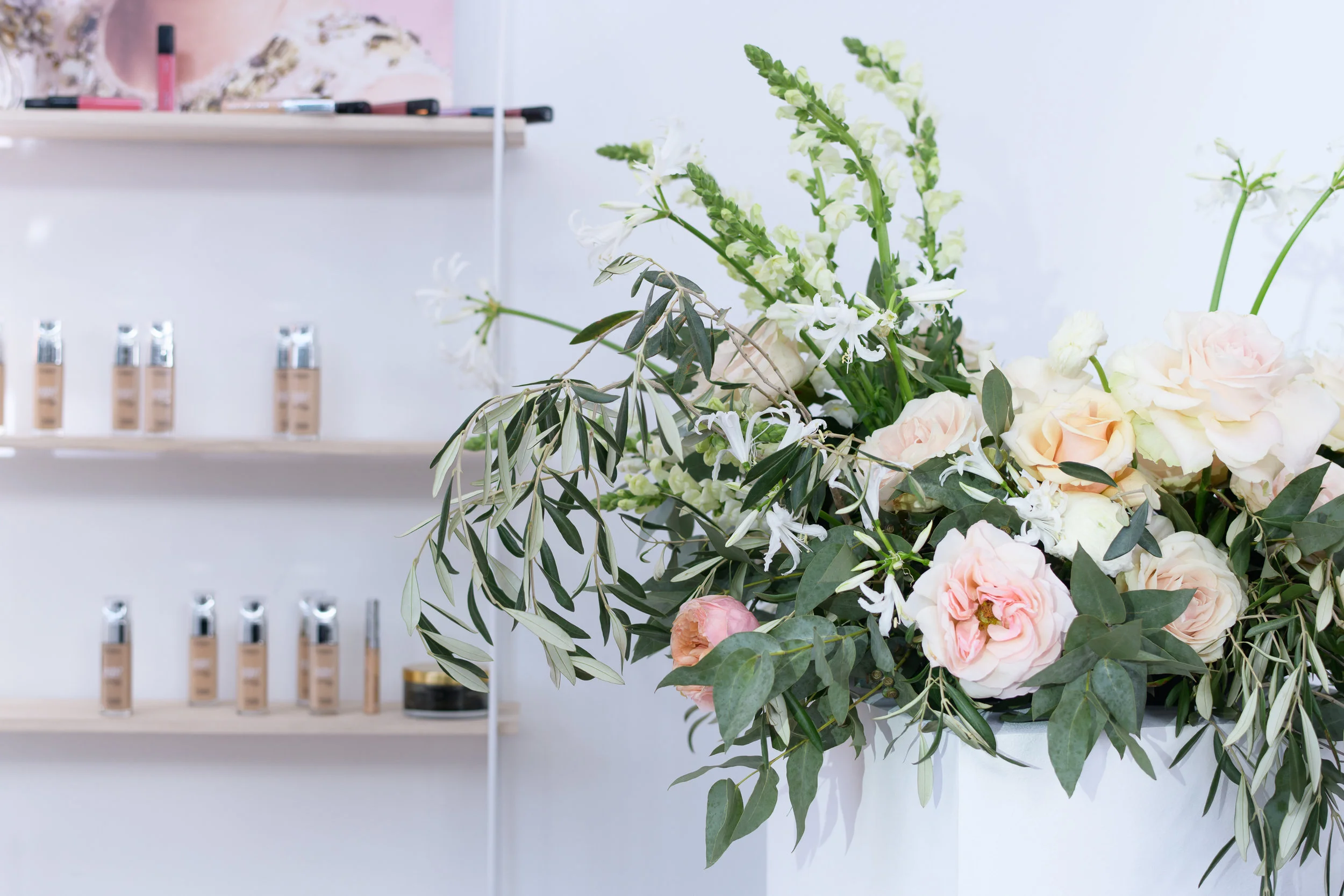 Das Atelier ist immer wunderbar dekoriert, dieses Mal im Büro von sisterMAG in Berlin. Die wunderschönen Blumensträuße sind übrigens von BOTANIC ART.
