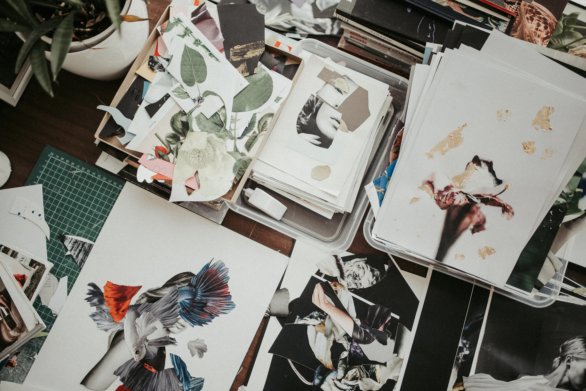 Ihr kreativer Arbeitsplatz mit einigen Projekten, an denen Egija aktuell arbeitet. Viele ihrer Arbeiten zeigt sie im Prozess auf ihrem Instagram Profil: e gija–zirapa