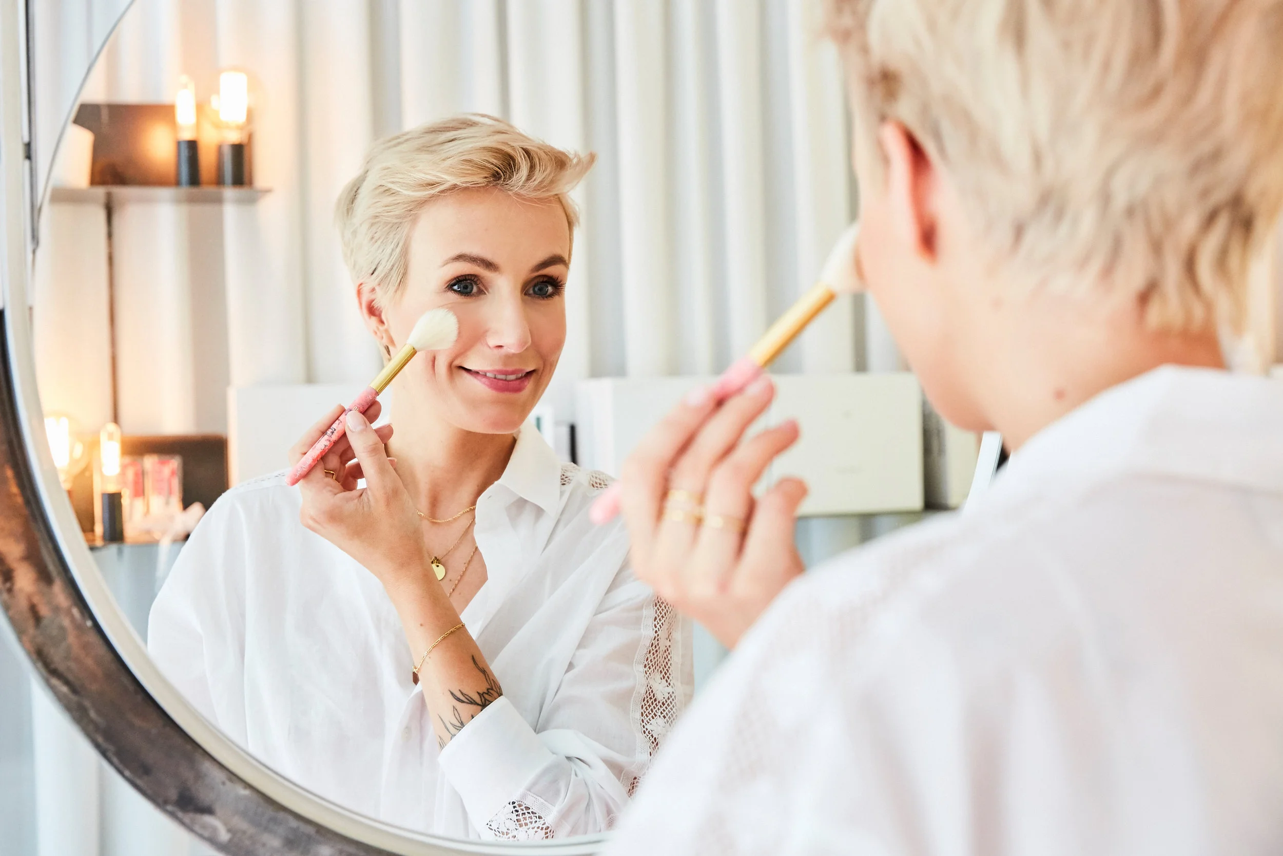 Perfekt für das Setzen von Highlightern oder einen soften Rouge.