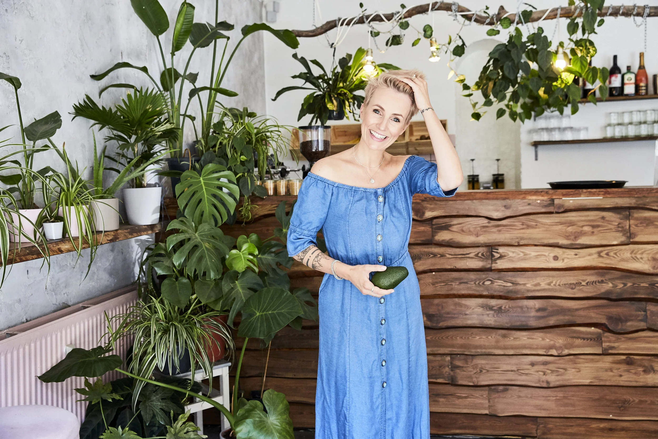 Miriam Jacks im Avocado Club Berlin. Kleid von The Kooples, Schmuck von Yakamozz