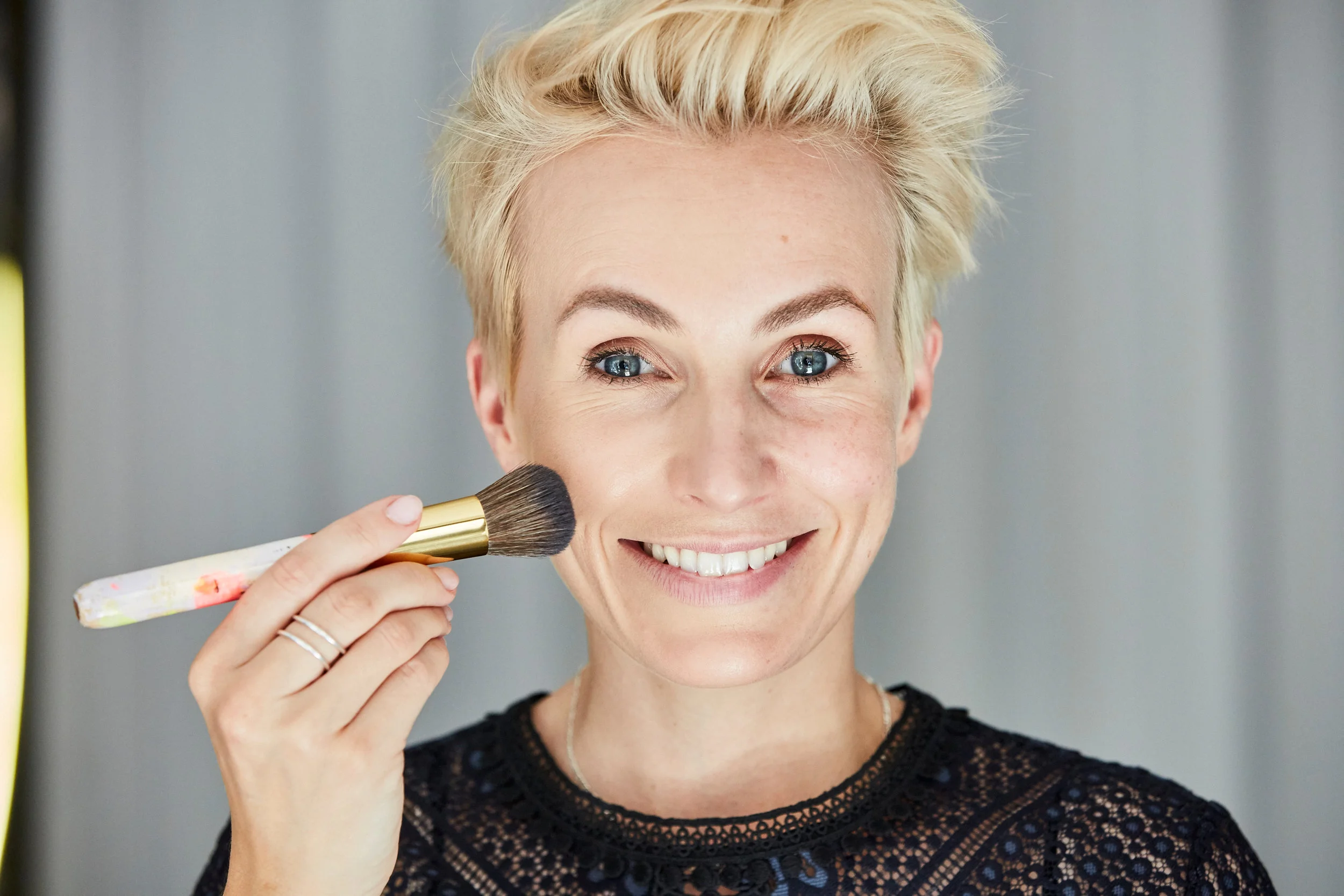 Mit meinem Foundation-Pinsel #12 hast du ganz easy in Sekunden ein perfektes Make-up!