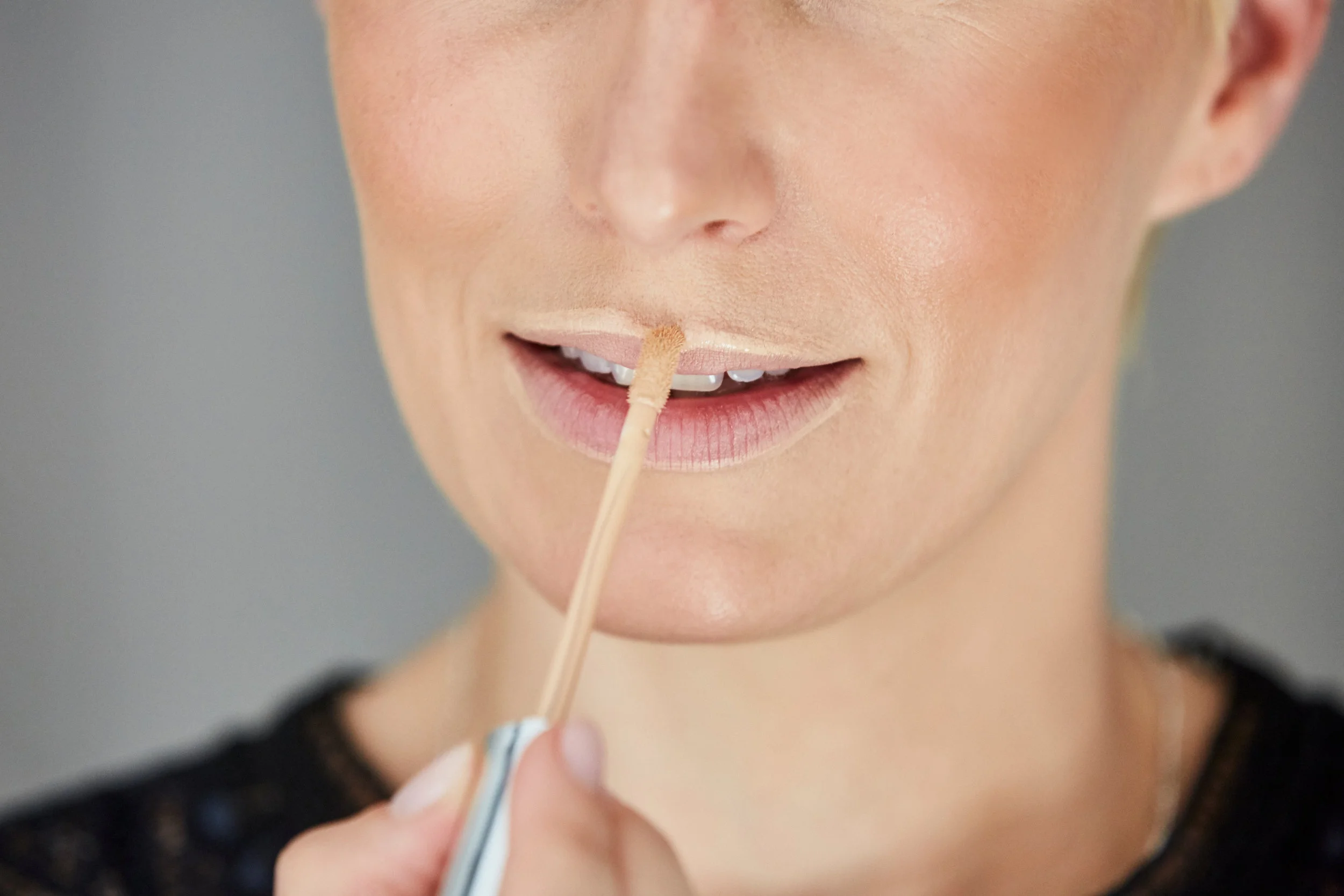 Als Umrandung für die Lippen lässt Concealer sie voluminöser wirken. 