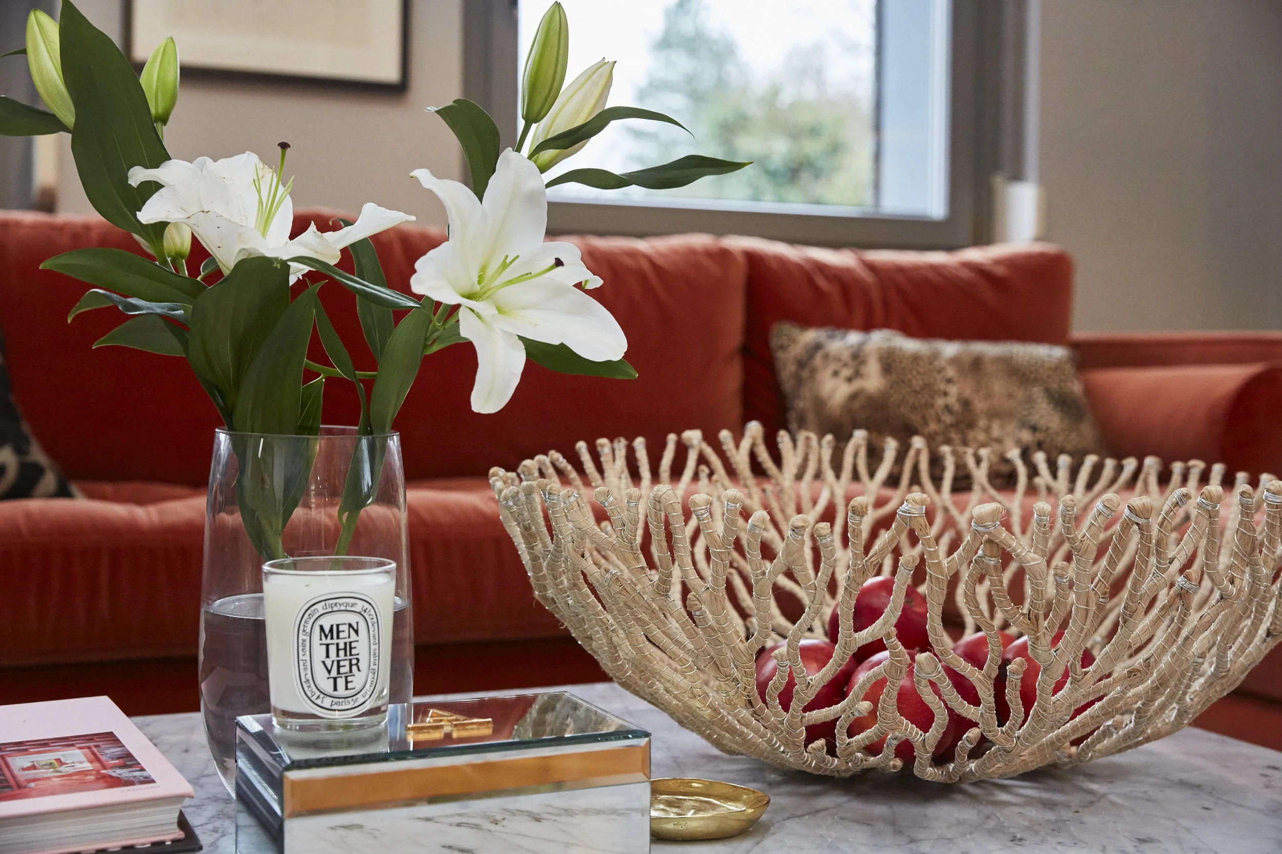 SCHALE “REEF BASKET” AUS ABACA VON BOUTIK TROPIK, KERZE VON DIPTIQUE, COUCH VON MADE.COM
