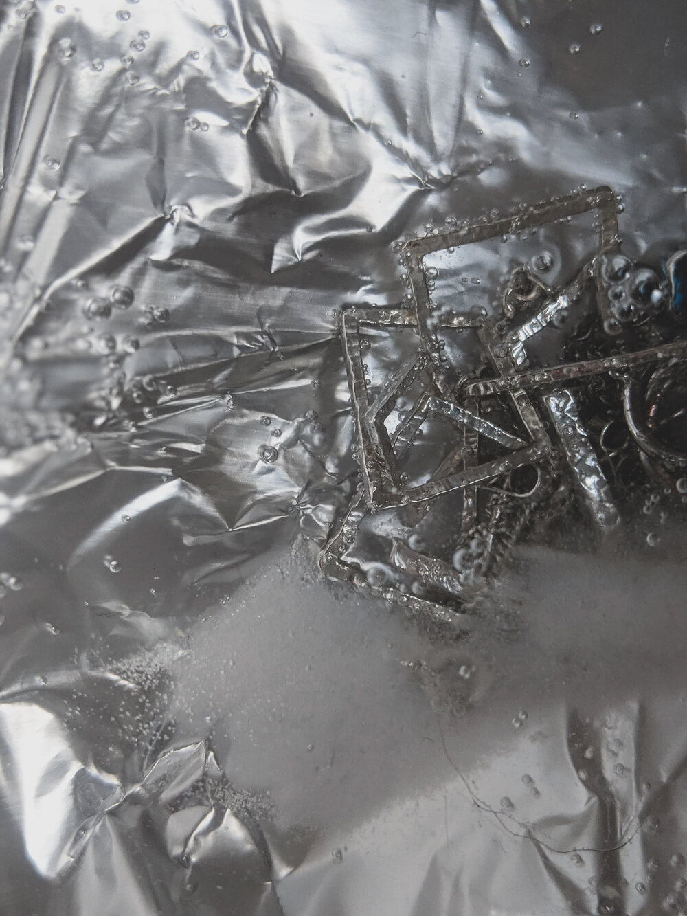 Clean jewellery in tinfoil and salt baking soda mixture
