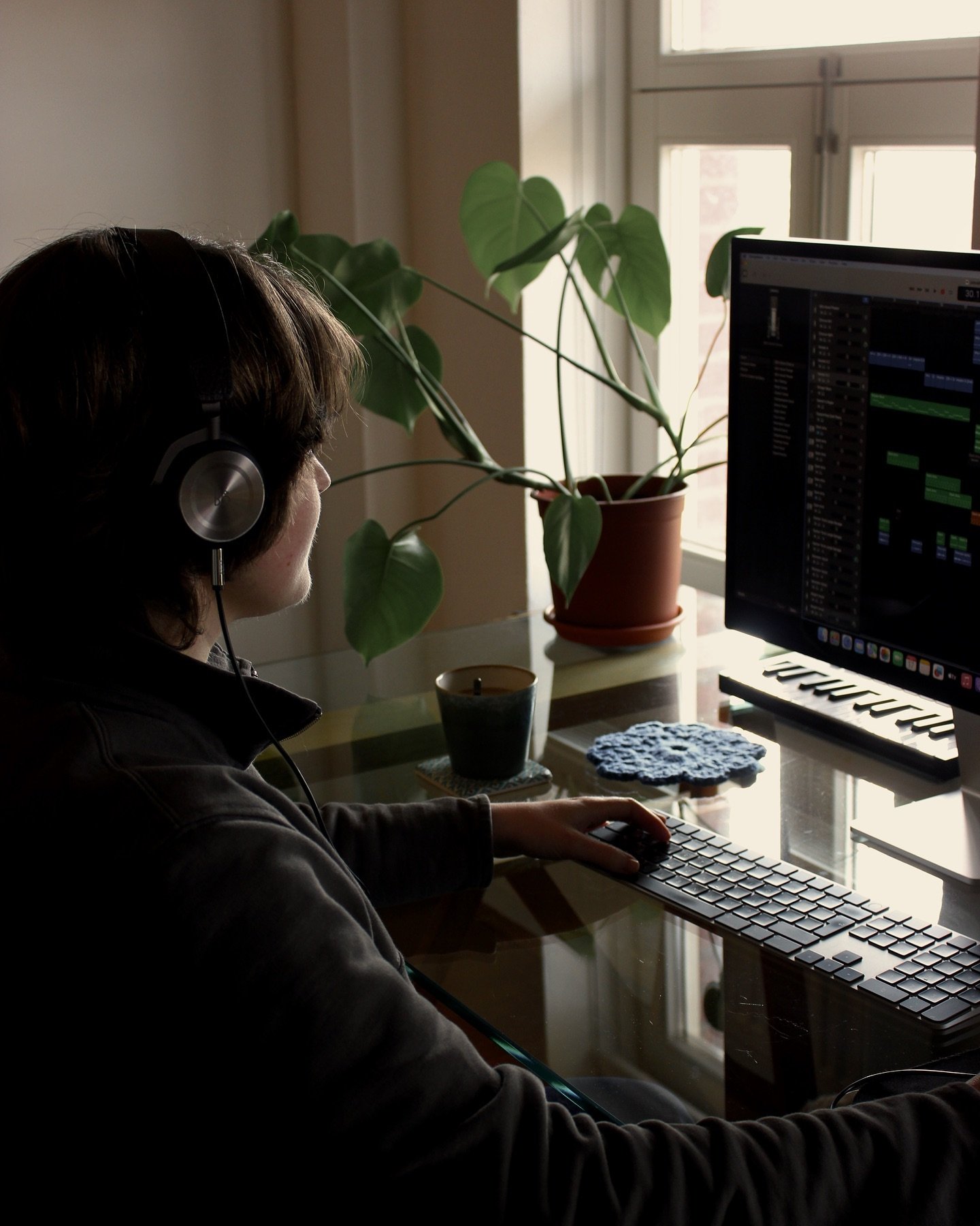 Working on new stuff 🎧

#artistandproducer #musicsetup