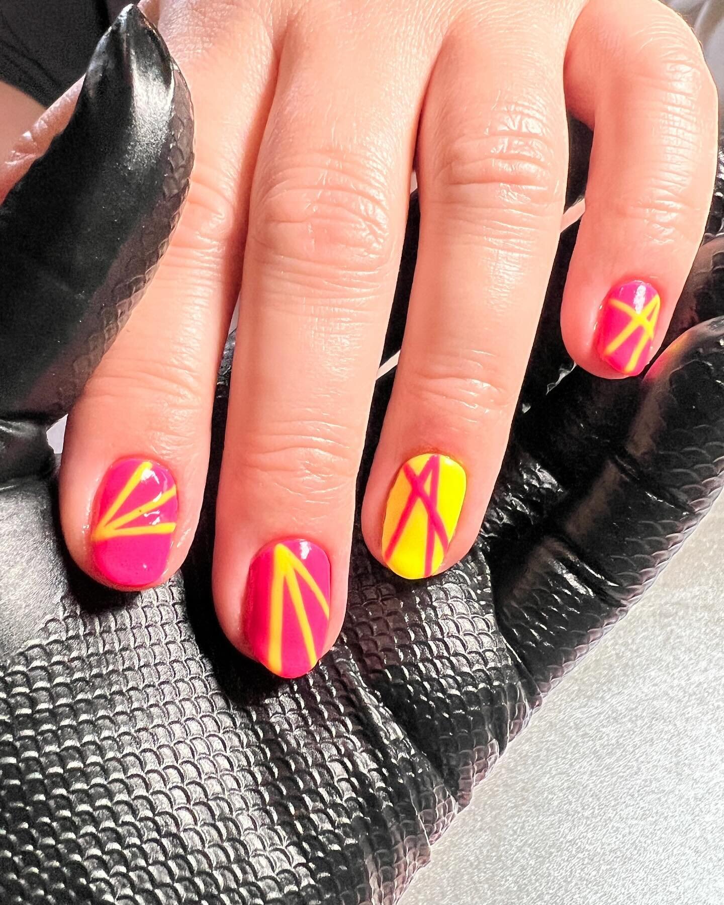 Bright and loud and pink and happy!! 🩷💛

Using @biosculpturegelgb @bio_sculpture_official 
Belle of the Bop
Sunshine Sway

Also in my trusty kitbag I use @elim_uk @labology3 @lucypastorellitools_ @nails_luxeofficial 

#mobilenailtech #handpaintedna