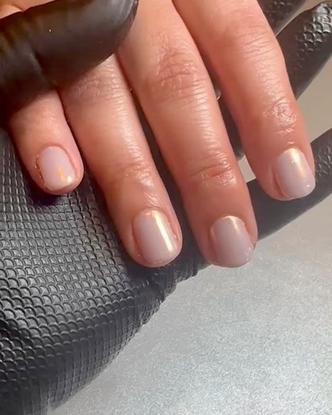 The love for chrome is still strong. Especially when they shine and look like they&rsquo;re creating magic ✨ 

Or we could call them Oyster Nails as @nailsbymets has just called them 🤍

Using @biosculpturegelgb 
Flex
Chrome Catalyst 
Sweet Candy Bre