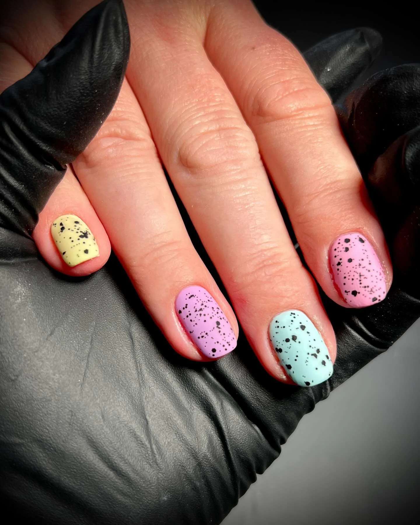 M I N I  E G G  N A I L S 🥚 🐣 

It&rsquo;s definitely Easter when the mini eggs come out! And I love doing this on nails!!! 

Using all @biosculpturegelgb 
Brigitte 
Becca
Shanna
Megan
Crescent Moon
Speckled Black Matte Top Coat 

Also in my trusty