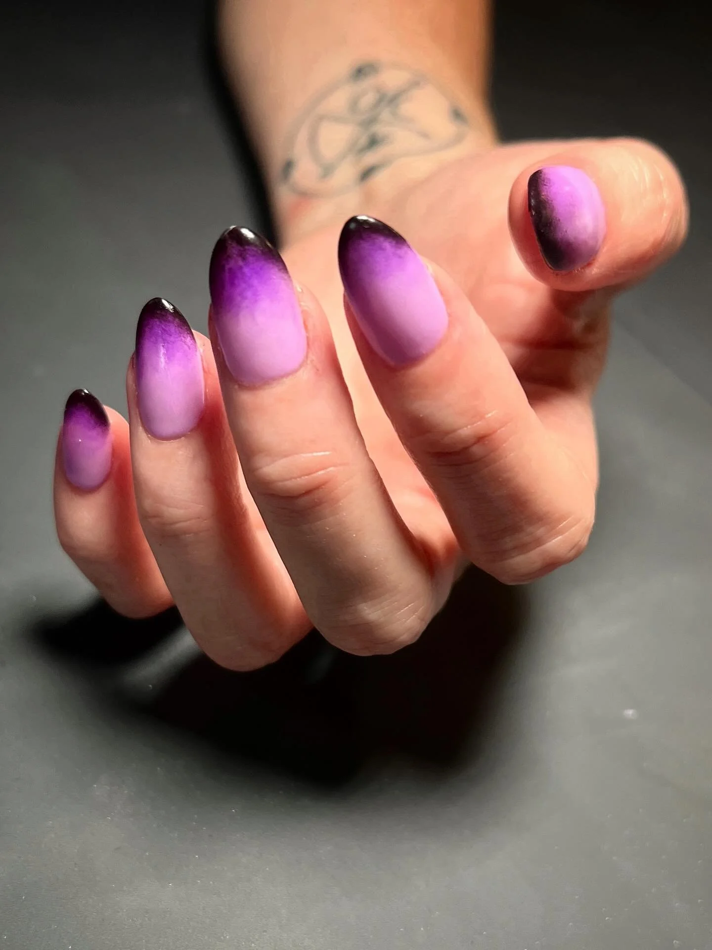 Mmmm purple fade on full cover tips 💜

Using @biosculpturegelgb 
Full cover tips - medium almond 
Becca
HP gels purple + black

Also in my trusty kitbag I use @elim_uk @labology3 @lucypastorellitools_ @nails_luxeofficial 

#Mobilenailtech #mobilenai