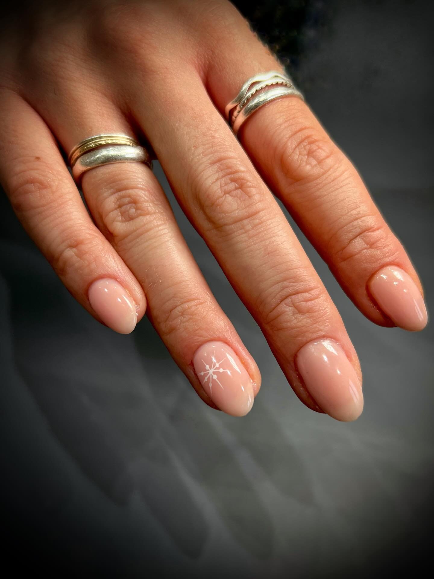 Very delicate and subtle Christmas nails here. 
Using everything @biosculptureuki 
Flex
Dream colour builder gel
Luka
HP white for the snowflake 

Also in my trusty kitbag I use @elim_uk @labology3 @lucypastorellitools_ @officialnavyprofessional @nai