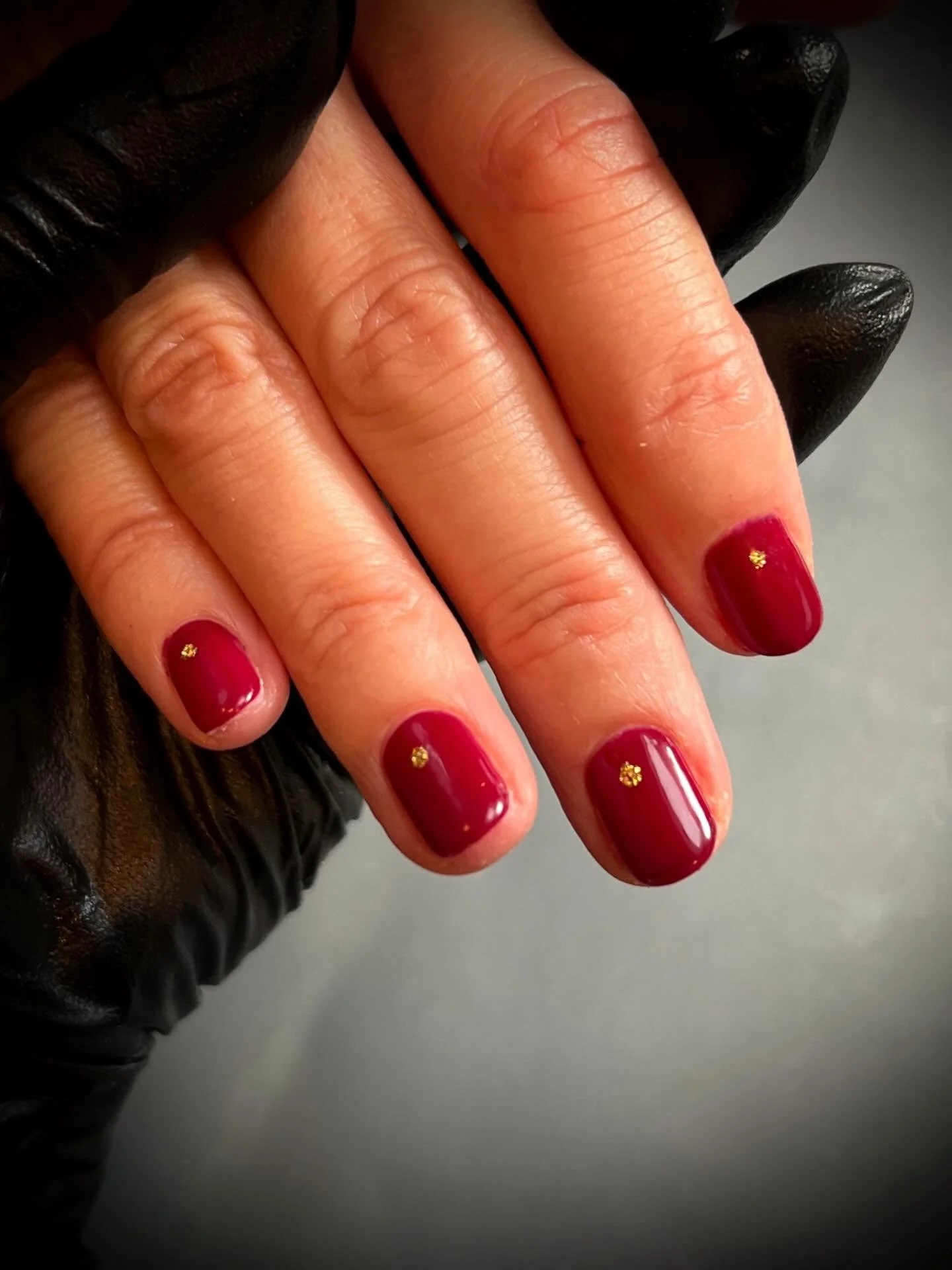 Subtly Christmas! 

Using everything @biosculptureuki 
Thornberry
Gold

Also in my trusty kitbag I use @elim_uk @labology3 @lucypastorellitools_ @officialnavyprofessional @nails_luxeofficial 

#Mobilenailtech #mobilenailtechsurrey #naturalnails #natu