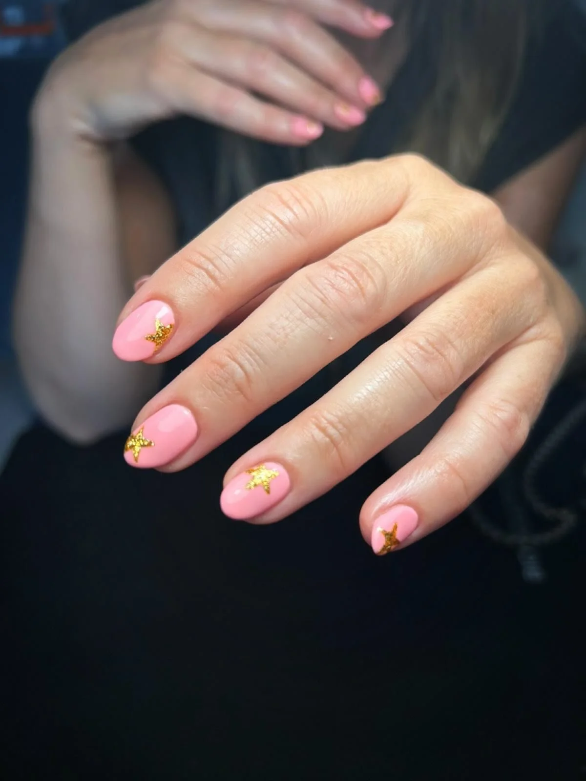 I&rsquo;m Scratch Stars Awards and party ready!!! Thank you Elise @casabeauty_surrey for doing these lovely nails for me and giving me a @tint.tan 

These are painted using @biosculptureuki 
No.299 Strawberry Gelato 
No.256 Gold

#scratchstars #shows