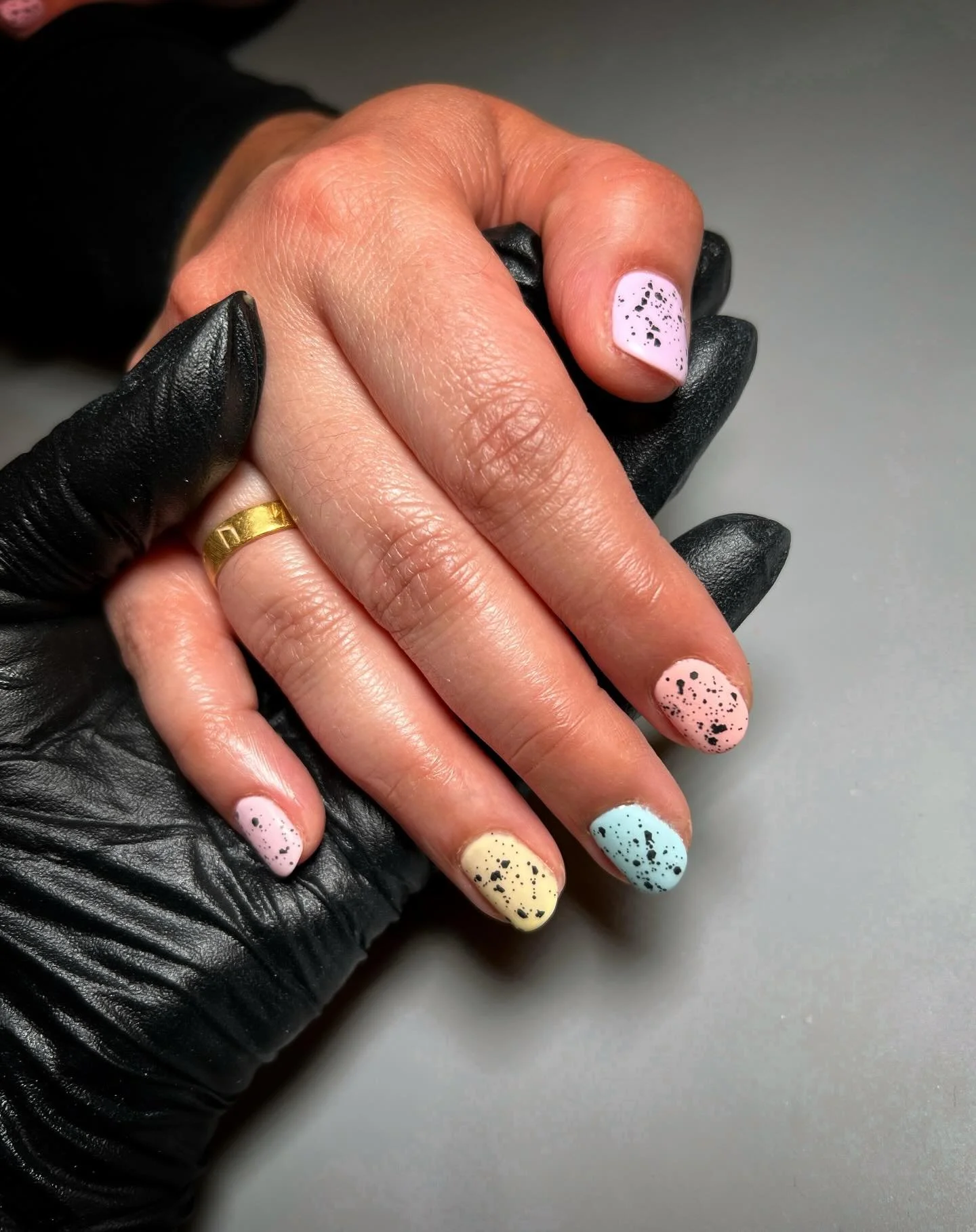 It&rsquo;s Mini Eggs time!  And it was requested loads last week for the Easter run up. Here&rsquo;s a couple 🪺🐣👆🏻👆🏻

So cute and very edible looking!  But please, no nibbling ladies! 😉

Using everything @biosculptureuki @bio_sculpture_officia