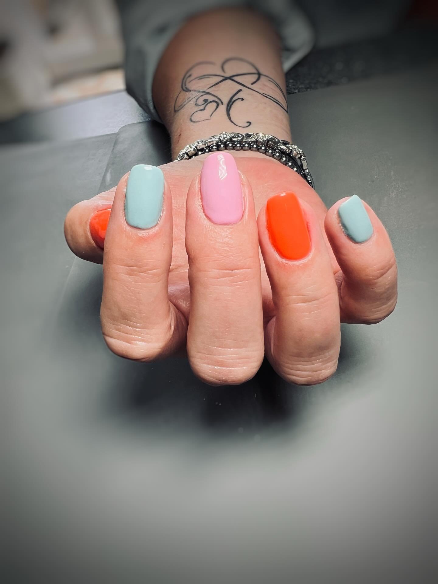 Spring vibes on this one. And yes this client will likely laugh when she sees I&rsquo;ve just posted this, as I&rsquo;m currently sat in the car filling time before heading to her this morning to do her nails again. These were done 3 weeks ago! 

I&r