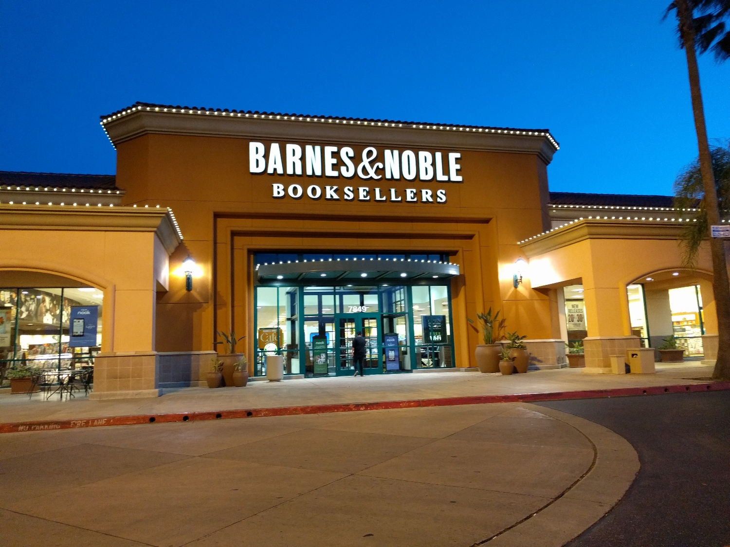 Barnes and Noble Book store Fresno Ca