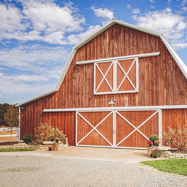 Just a pretty, little barn for your feed today! Isn&rsquo;t she a beaut?! .
.
.
📸: Sarah Le'Ann Photography, LLC