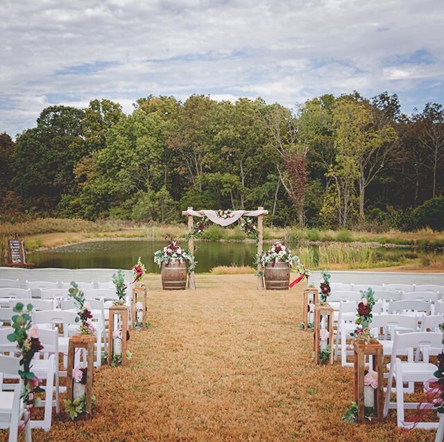 #CeremonySunday

We love this ceremony setup using our rustic cedar backdrop and the pond in the background. The decor and florals set everything off! .
.
.
📸: @sarahleannphotography