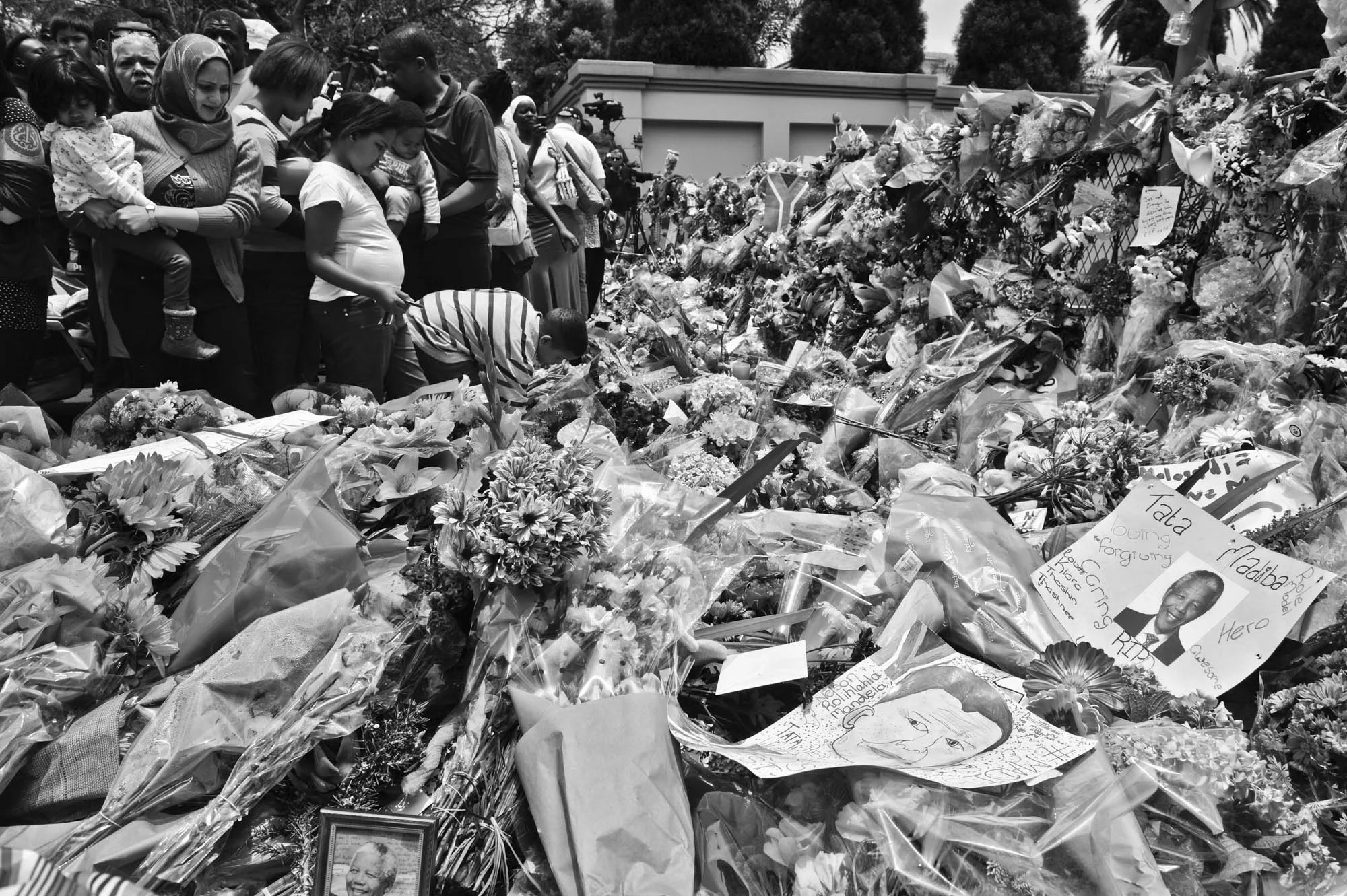  Hundreds, later thousands of flower bouquets outside the home of Mandela in Johannesburg&nbsp; 