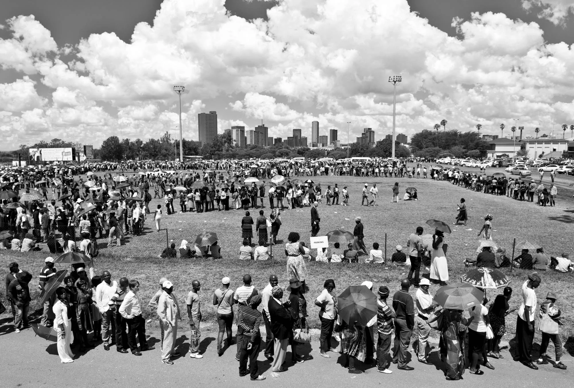  Hundreds of people queuing to be taken to the Union Buildings for the viewing of the remains.&nbsp; 