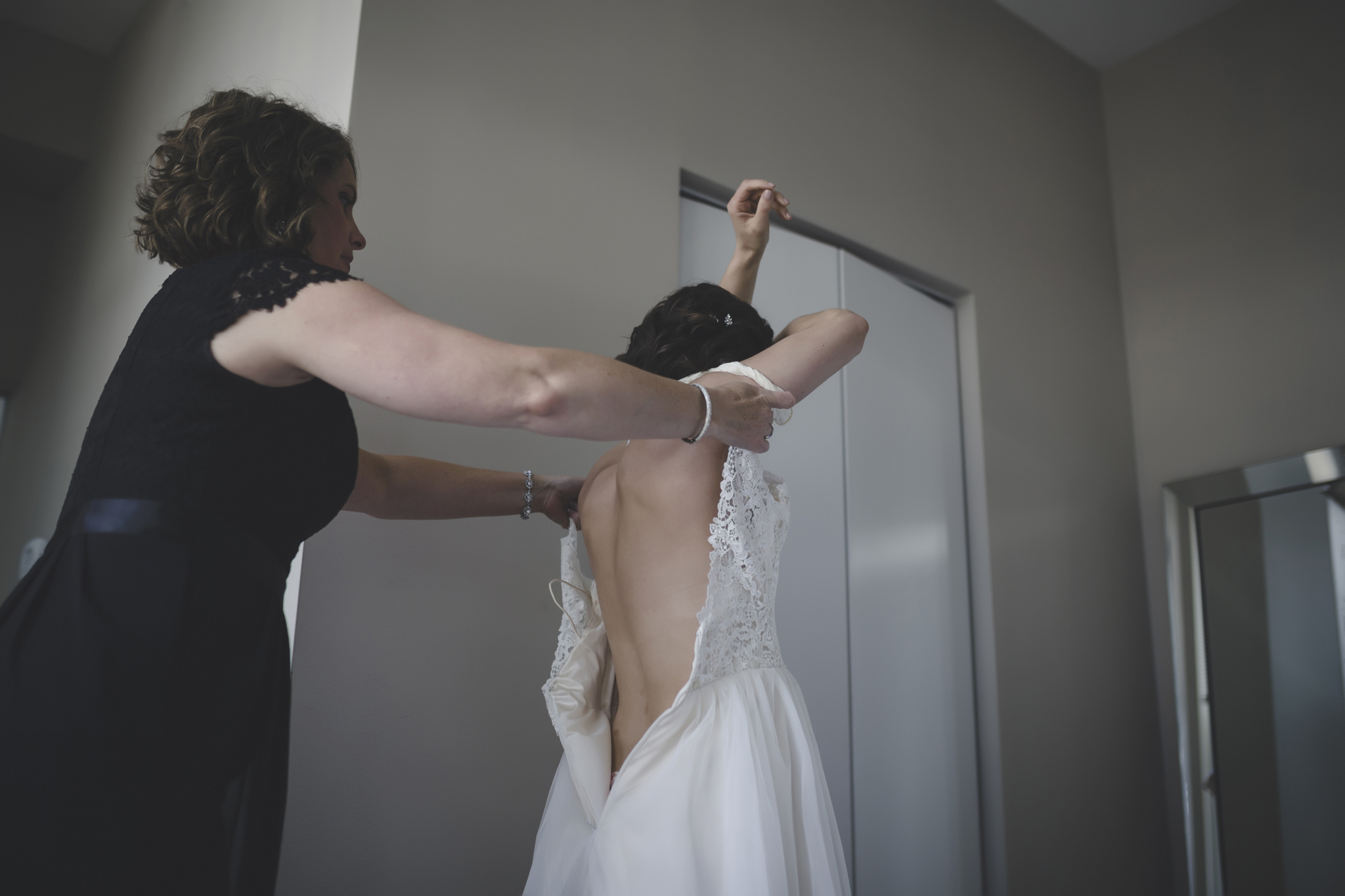 17 bauhaus brewery minneapolis wedding photographer bride getting ready.jpg