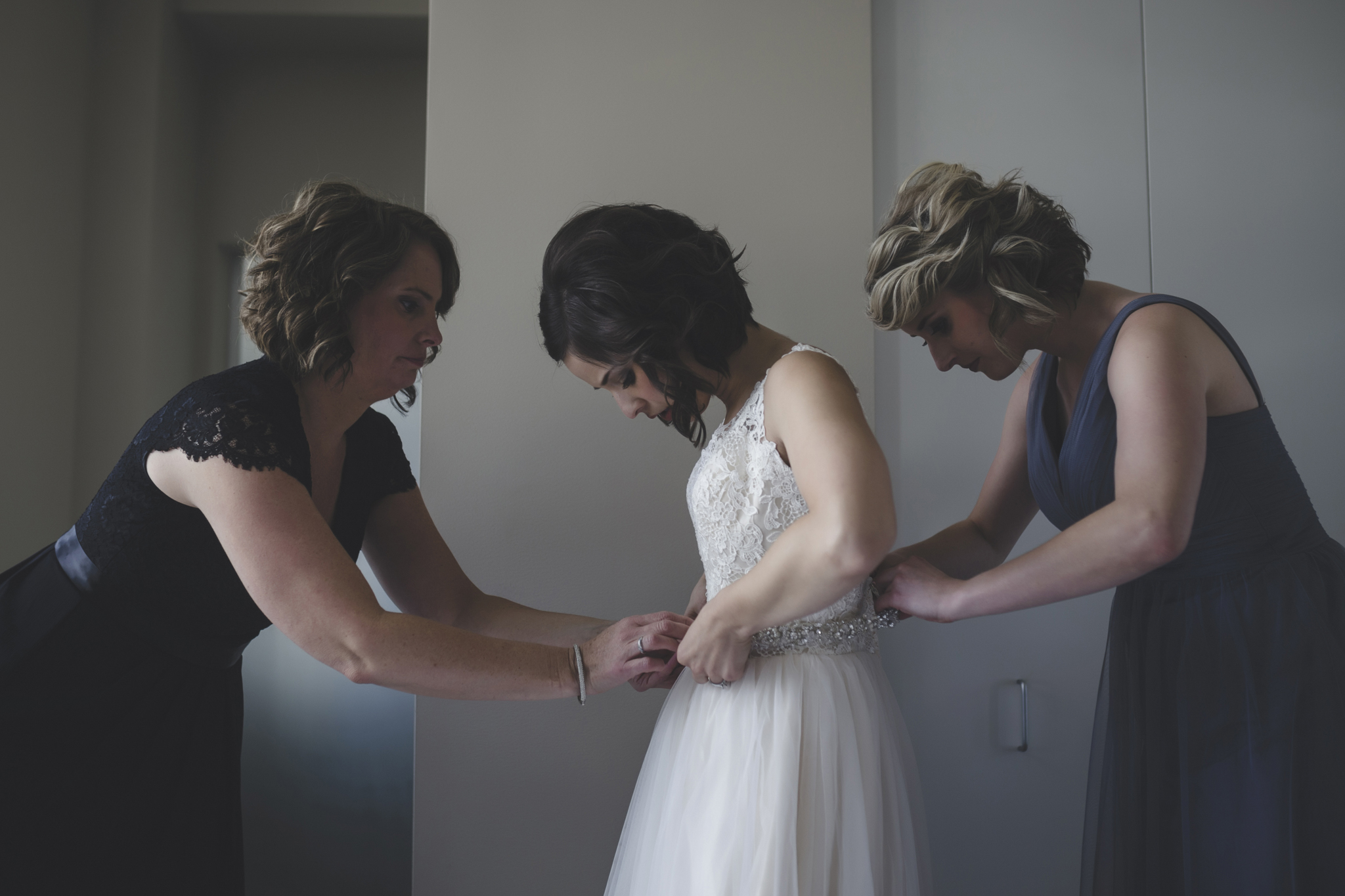 18 bauhaus brewery minneapolis wedding photographer bride getting ready.jpg