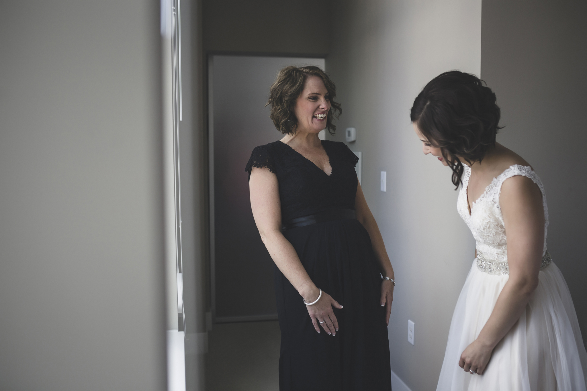 19 bauhaus brewery minneapolis wedding photographer bride getting ready.jpg