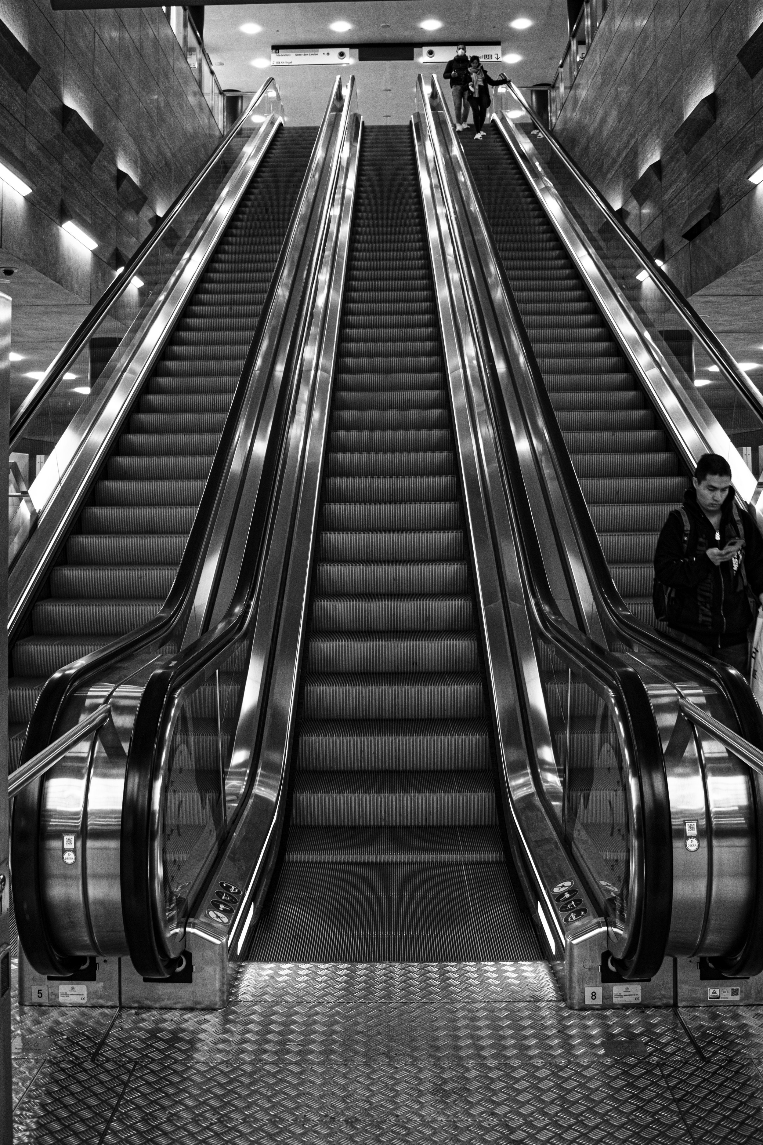 u bahn escalator-bnw.jpg