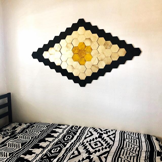 A little Covid crafting project because I have #somuchcardboard and #somuchtime at home 🍷 
#cardboardart #honeycomb #mural