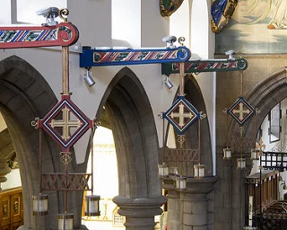 Light detail on left hand side of the arch