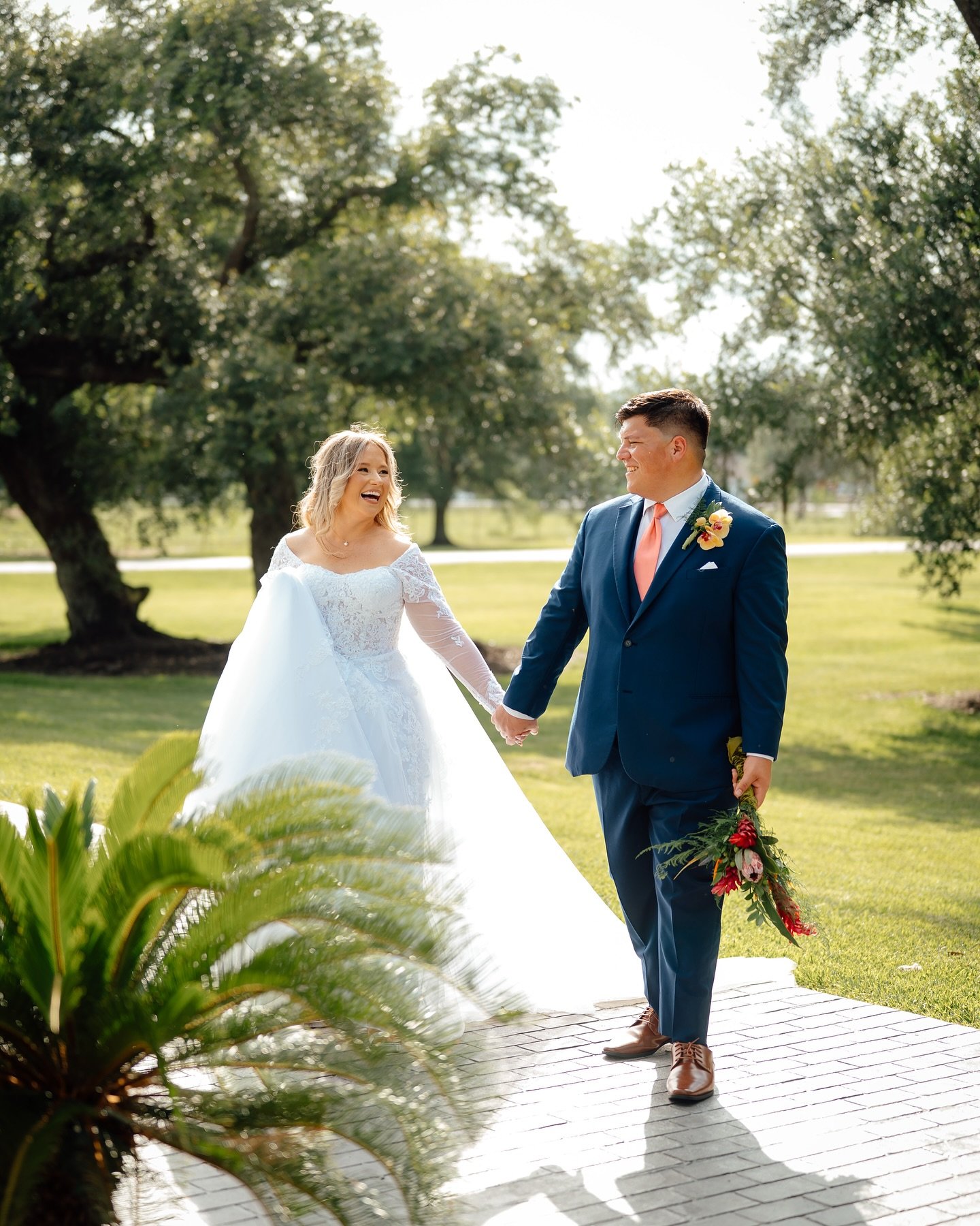 Matt + Megan&rsquo;s wedding day was full of joy, love, and that unbeatable feeling of being surrounded by your people. Even in that classic Texas heat🔥, the energy stayed high and the smiles stayed wide.

From the vibrant birds of paradise, to the 