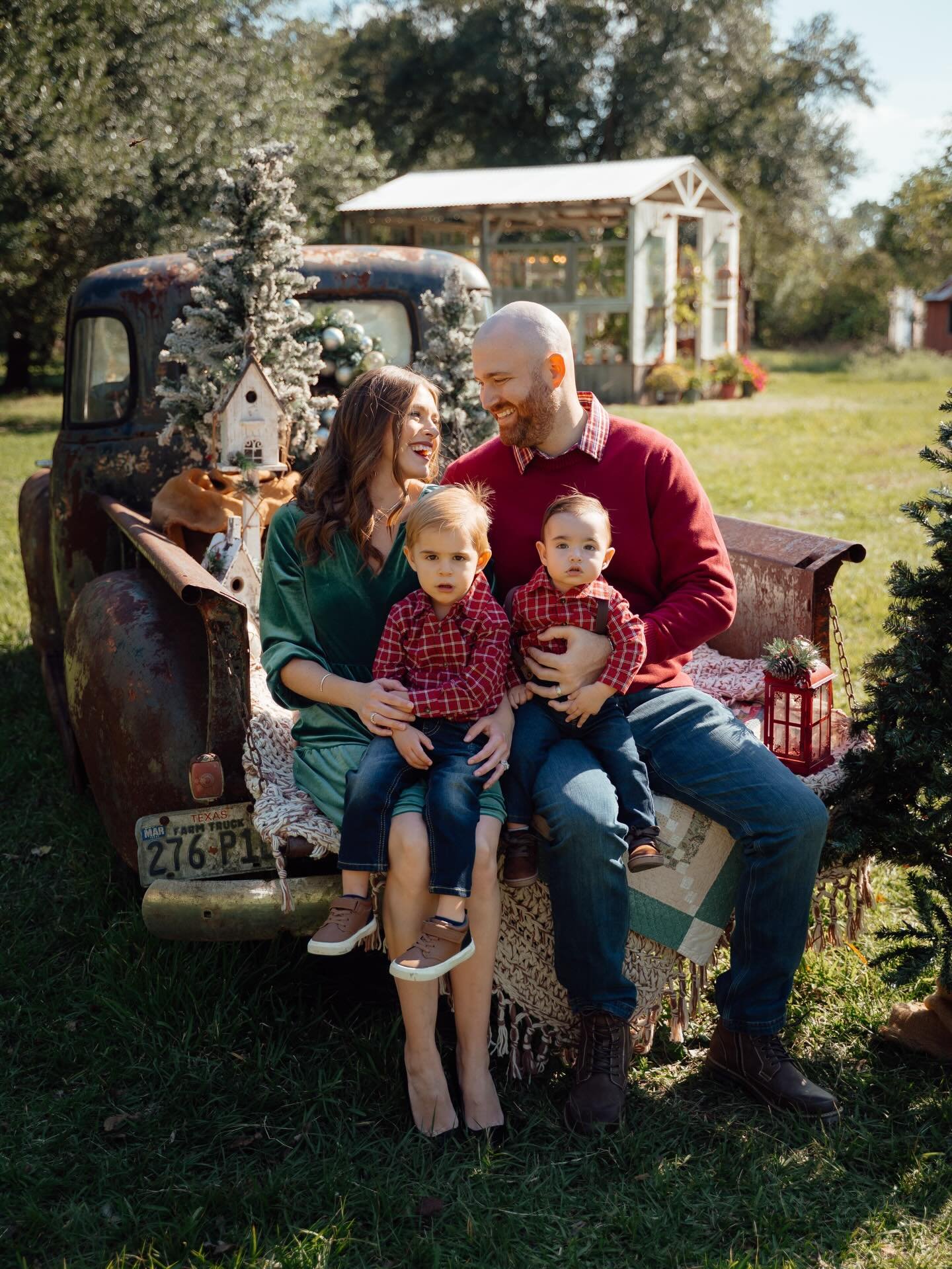Holiday magic, farm-style at @little_ranch_farm ❄️🕊️

#HoustonHolidayPhotography #HoustonFamilySessions #ChristmasMinisHouston

📍 JMG Photography | Photographing Christmas mini sessions and holiday family portraits in Houston, Texas with warm, time