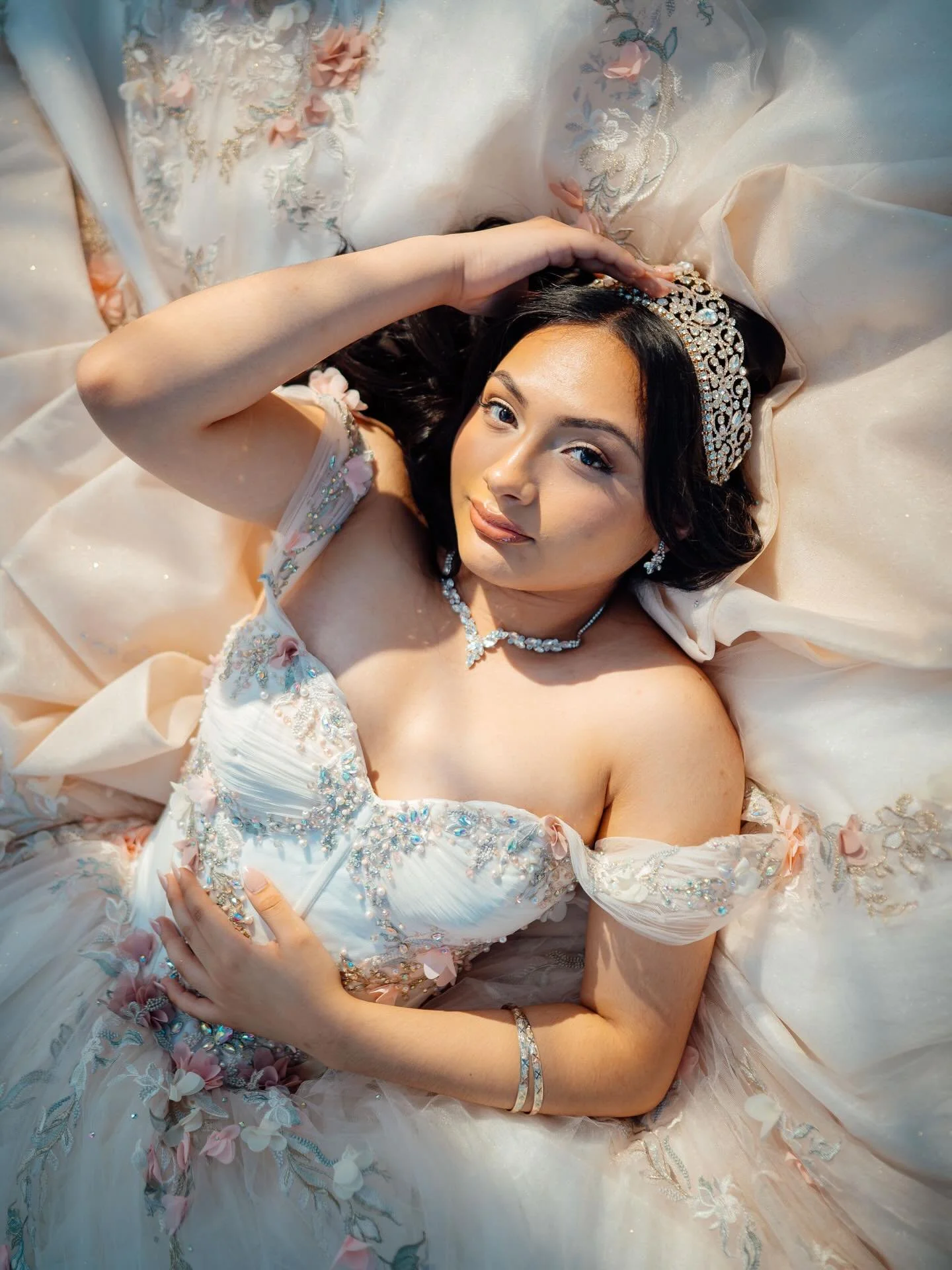 We&rsquo;re still gushing over this Quince session!
If you love dramatic light and bold backdrops, you&rsquo;re in the right place 😉✨

#HoustonQuincea&ntilde;era #Quincea&ntilde;eraPhotography #HoustonPhotographer

📍 JMG Photography | Capturing qui