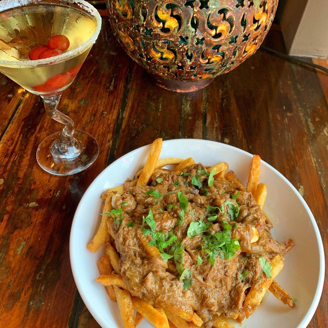 Talk about a winning combo! A classic Fifth Element Martini and some Lamb Poutine made with hand-cut fries, roasted garlic cheese curds, chili oil, cilantro and lime. 

#TheFifthElement

.
.
#newportri #newprts #dinner #lunch #weekdayeats #rhody #rho
