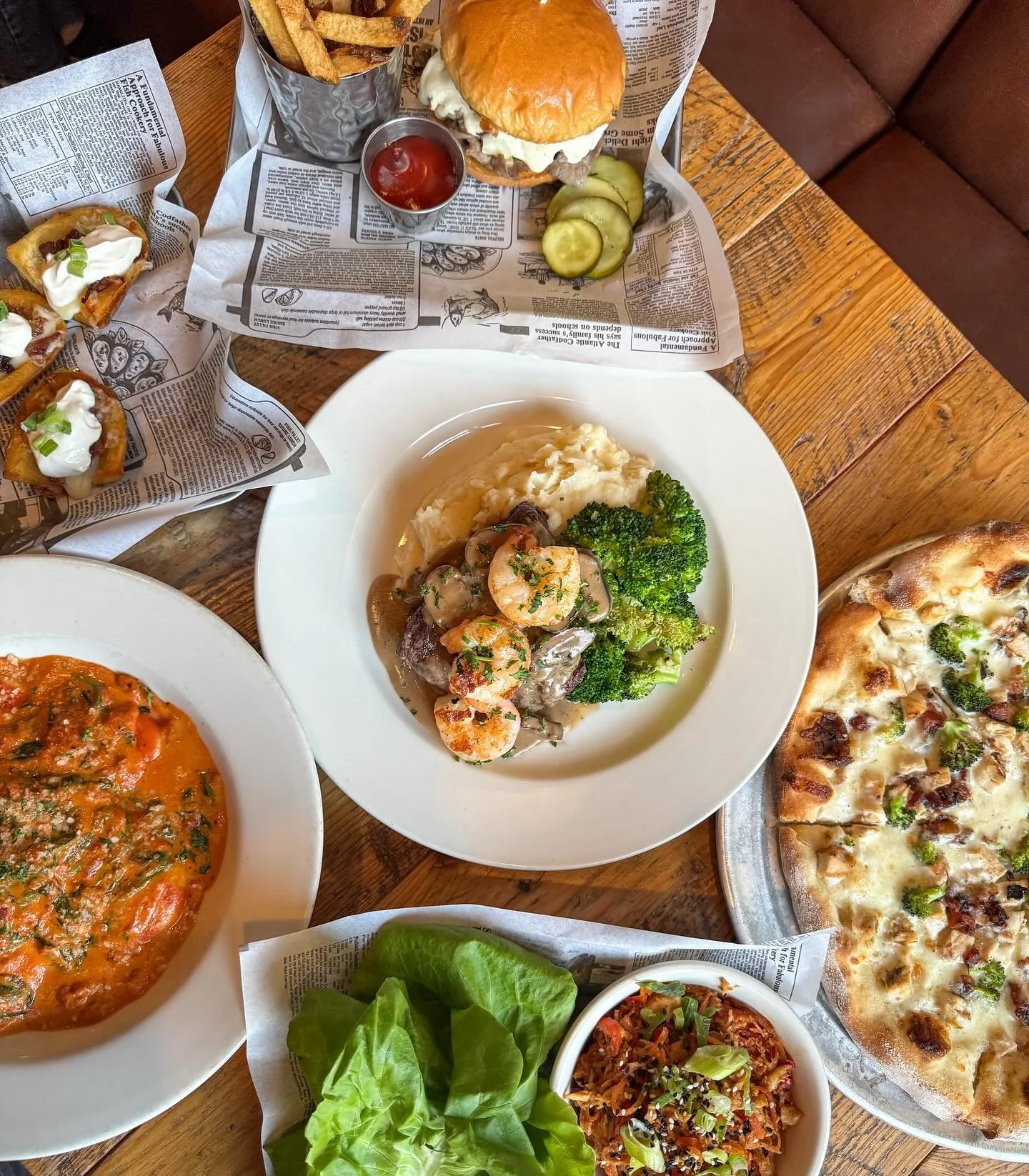 WEEKLY SPECIALS ✨
• POTATO SKINS - cheddar, bacon, sour cream, scallions
• CHICKEN LETTUCE WRAPS - shredded vegetables, hoisin sauce, crushed peanuts
• ROAST BEEF SANDWICH - american cheese, caramelized onions, horseradish aioli 
&