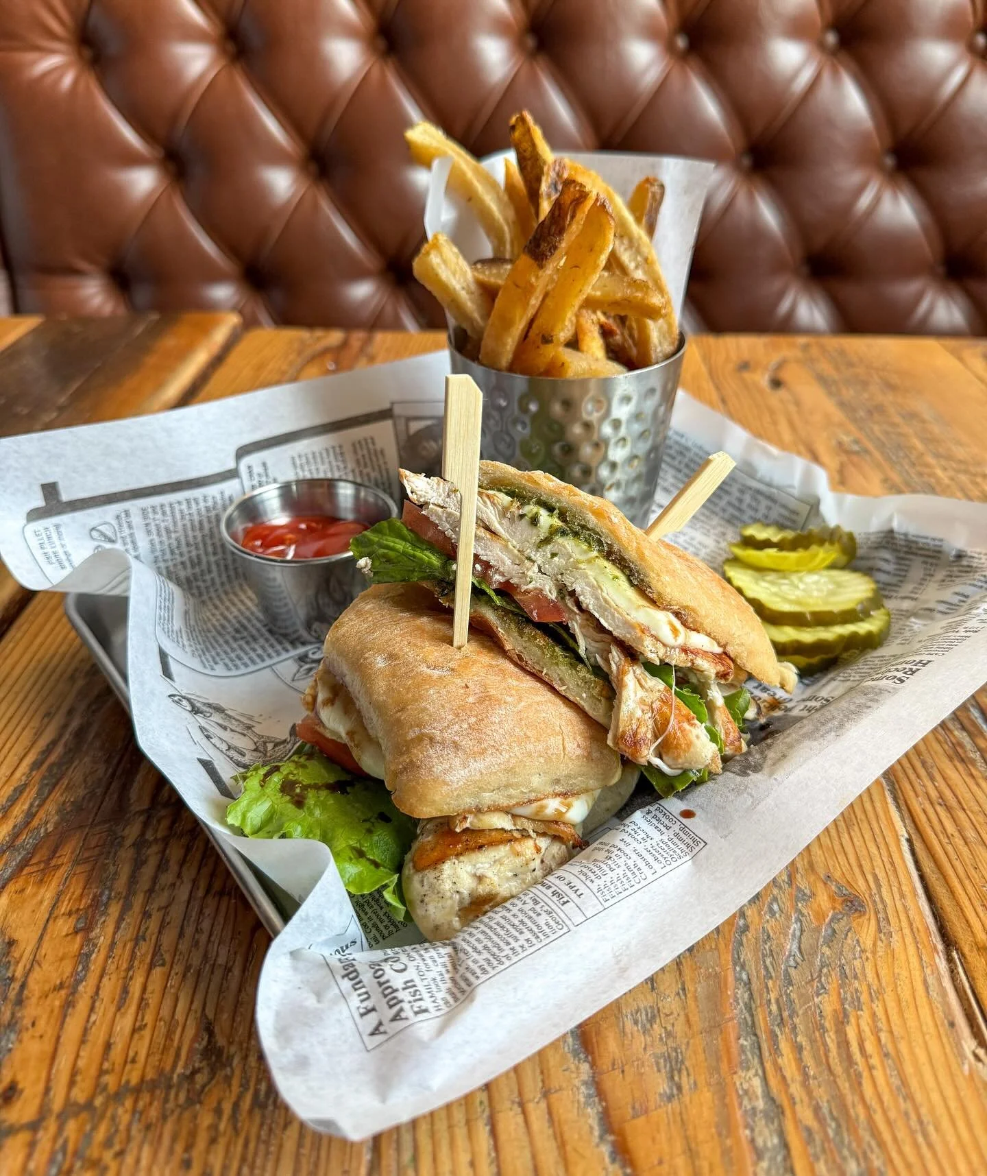 SUNDAY FUNDAY 🏈 Brunch starts at 10:30AM - PATS VS FALCONS @ 1:00PM 🙌🏼

CHICKEN CAPRESE SANDWICH | lettuce, tomato, fresh mozzarella, pesto, balsamic glaze

NFL All Day with Sunday Ticket &amp; RedZone