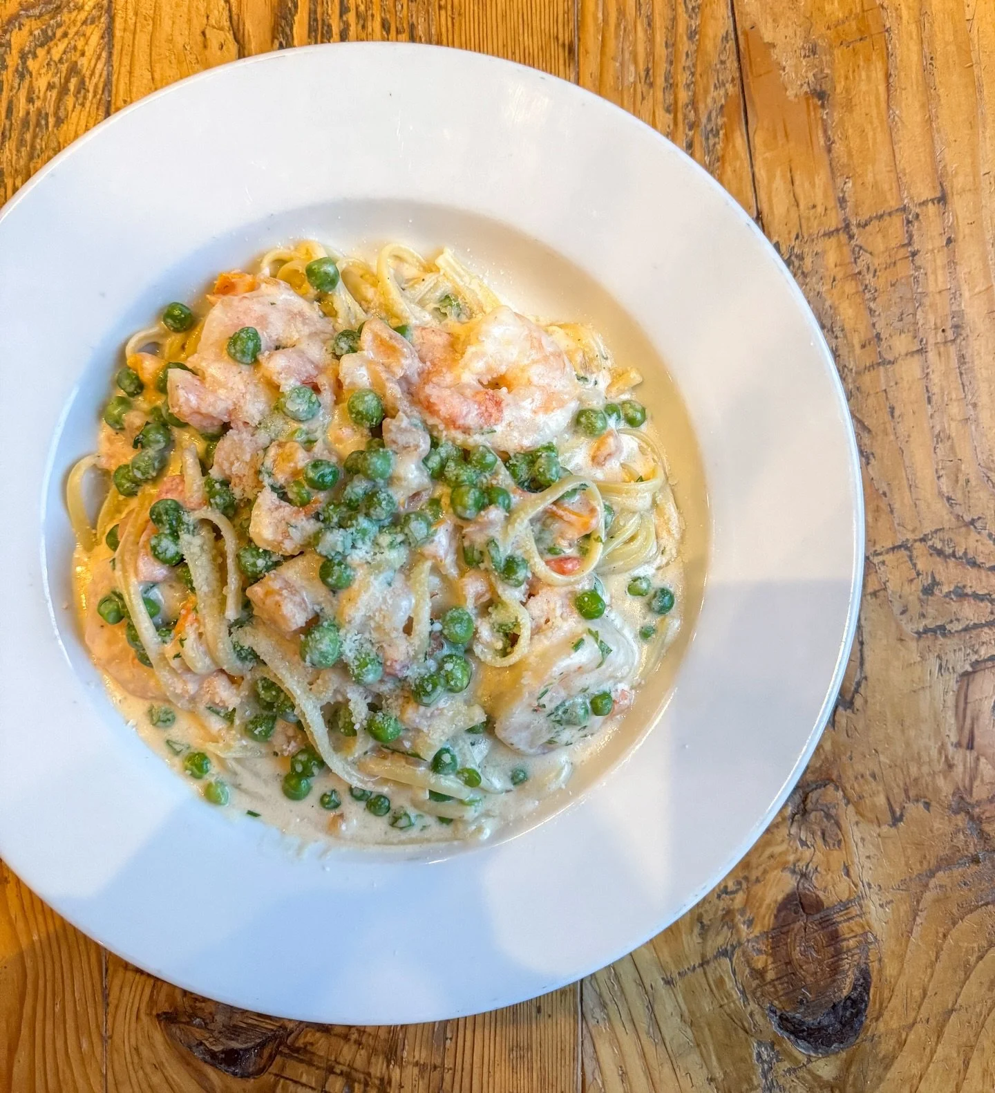 Cheers to the weekend! Come kick it off with us 🍽️ ONLINE ORDERING AVAILABLE - link in bio 🙌🏼