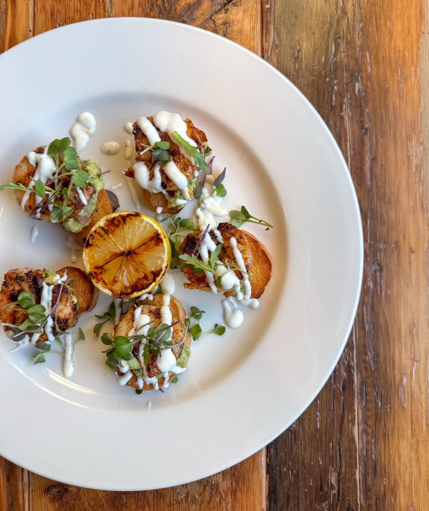 Everything tastes better on a crostini 🙌🏼

SHRIMP &amp; AVOCADO CROSTINI | blackened shrimp, fresh guacamole, lemon aioli, micro herbs

Bruins vs Predators @ 8:00PM