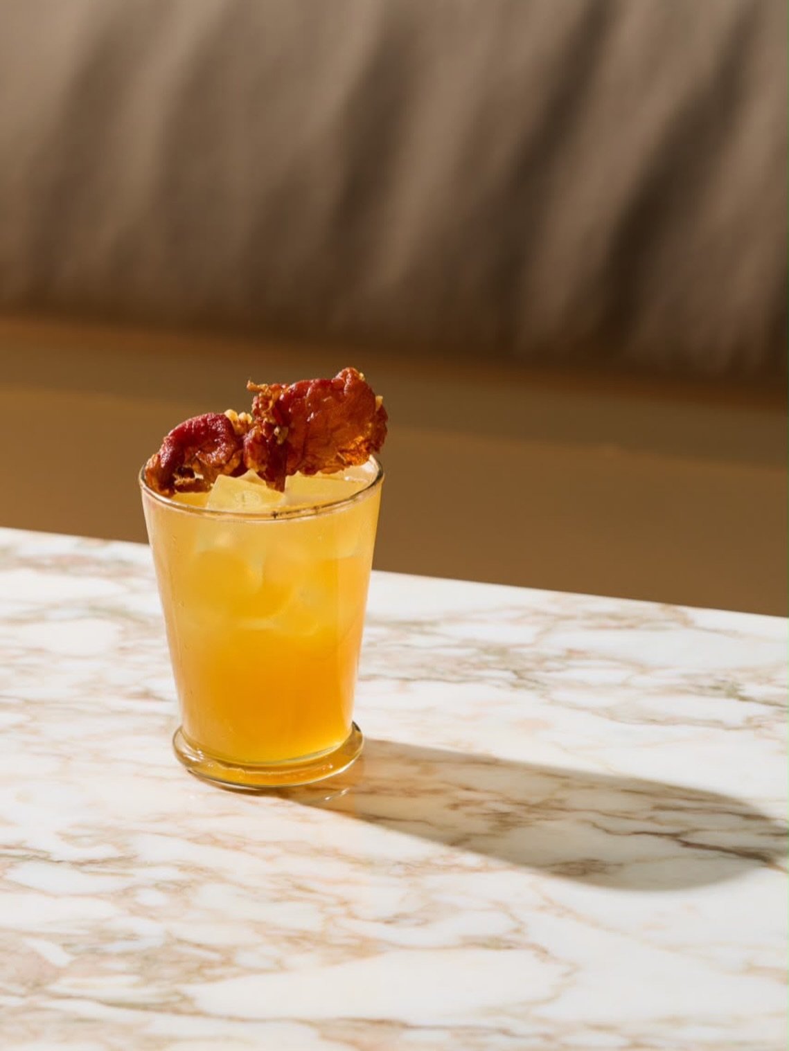 Our sour ham with whiskey combines bourbon and chamomile with the contrast of fresh lemon and sweet caramelized fried serrano ham. No lint: it is a unique mixture that hits the nail on the head from the first sip.

There is a reason why it is one of 