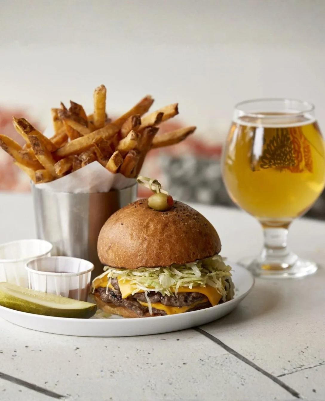 Looking for a good plan? 🍔🍺 At Chaval we love great food made simple.

Try our juicy burger with melted cheese, fresh lettuce, and crispy fries, all made with the touch of chef Damian Sansonetti. Pair it up with an ice cold beer!

Come enjoy everyt