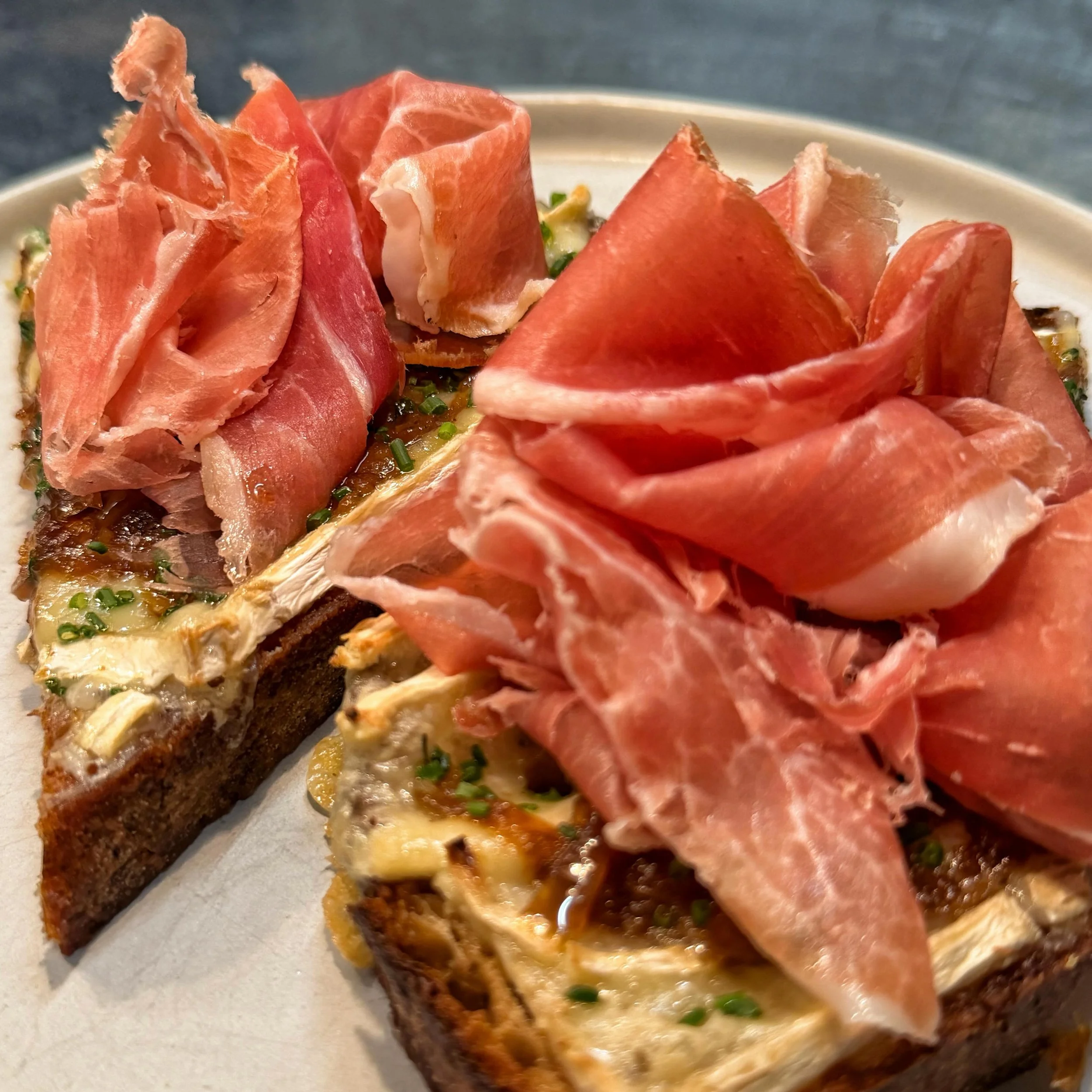 &ldquo;It&rsquo;s like eating the top of French onion soup&hellip;.with great ham on top&rdquo;!
Get our Brie Toast &ldquo;con jam&oacute;n &ldquo;
#toast #brie #onion #jamon