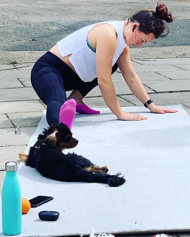 💚Dem deep stretches for dem deep thoughts.🧡
.
During my thinking, I got a wonderful message from @rachfitpt whose been doing some lush HIIT workouts, free PT 1:1s and now we are going to do A FUN RUN!!!!! .
If you are free Sunday, join us for a war