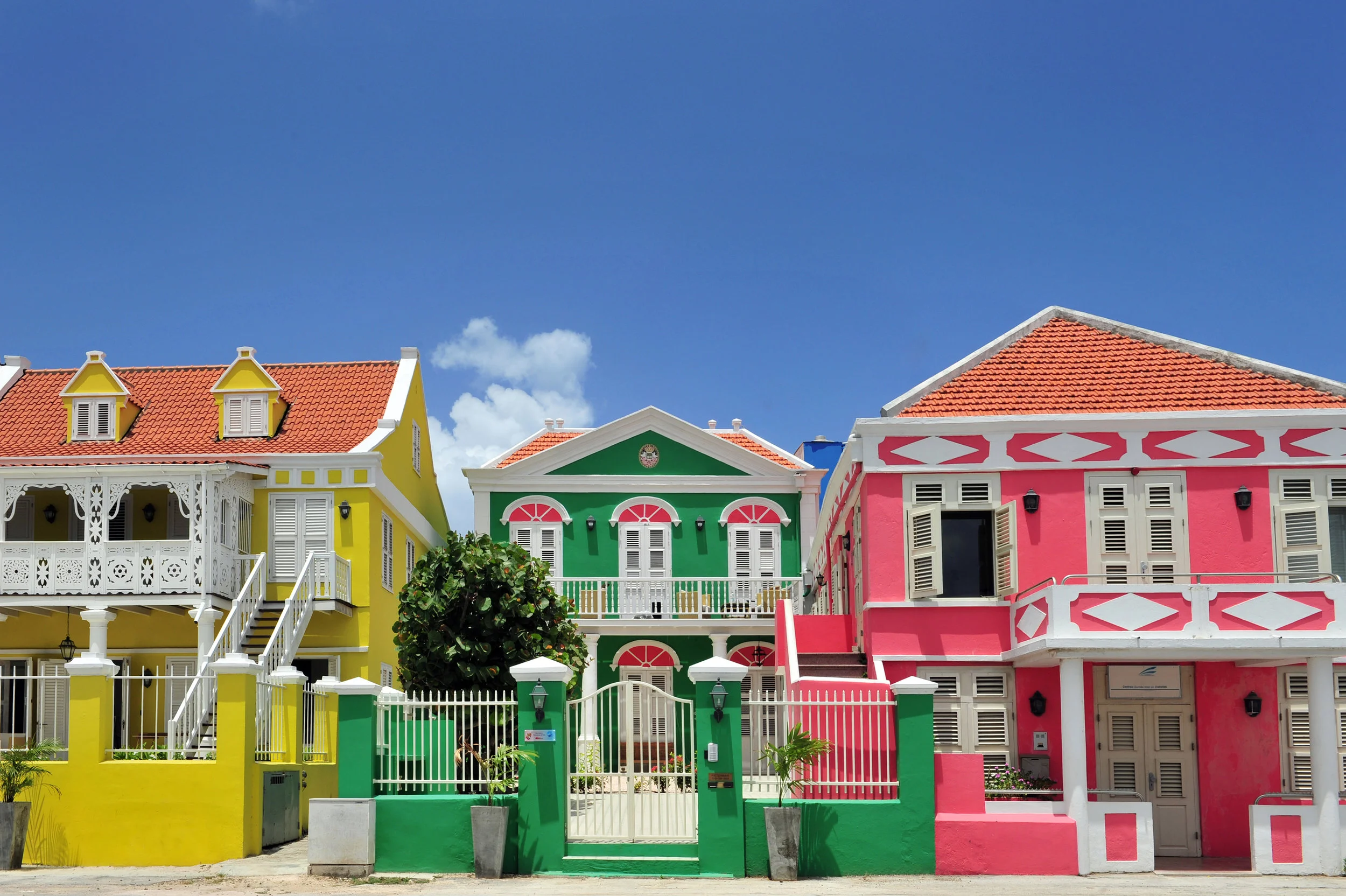 architecture_pietermaai_coloured_houses_curaçao (01).jpg