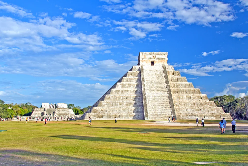 Cancun-Kukulkan-temple-at-Chichen-Itza.jpg