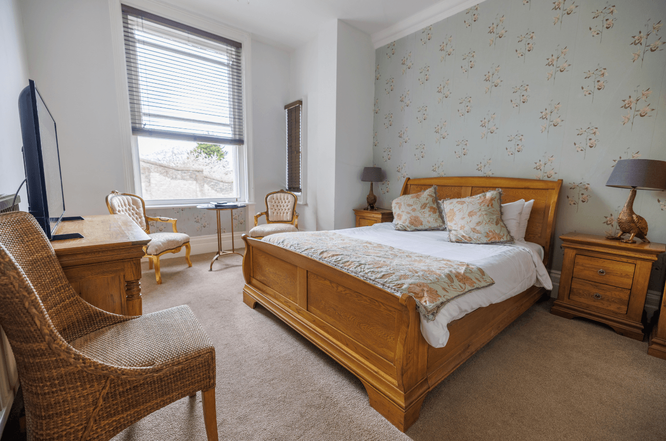 bedroom floral wallpaper.png