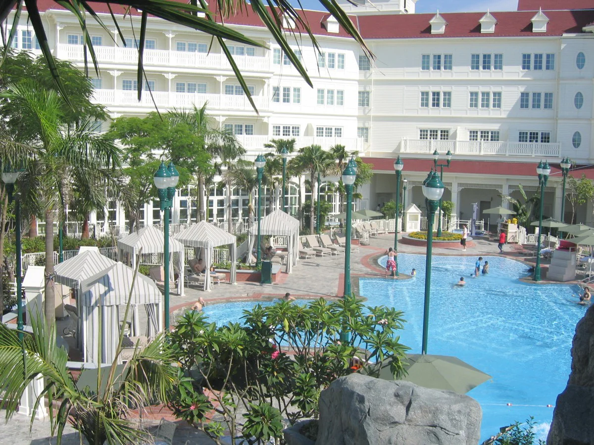DHKH-pool_copy.jpg