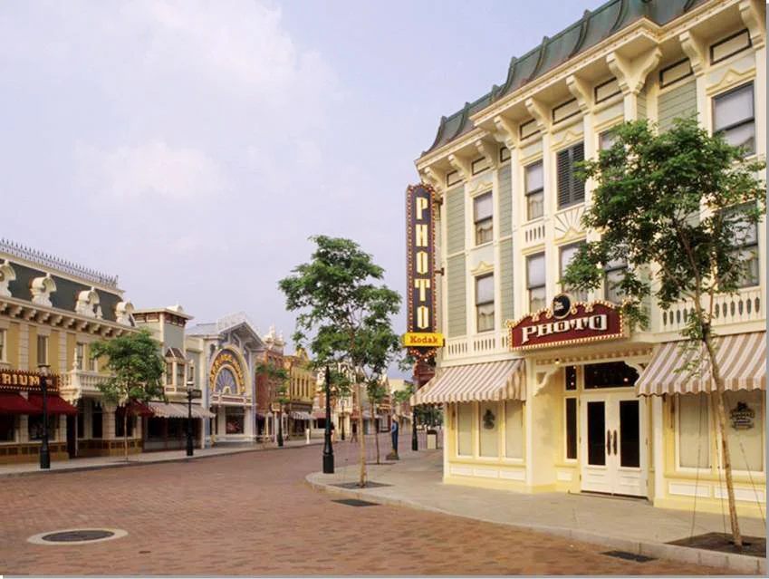 TP_55_HKDL Main Street 2 copy.jpg