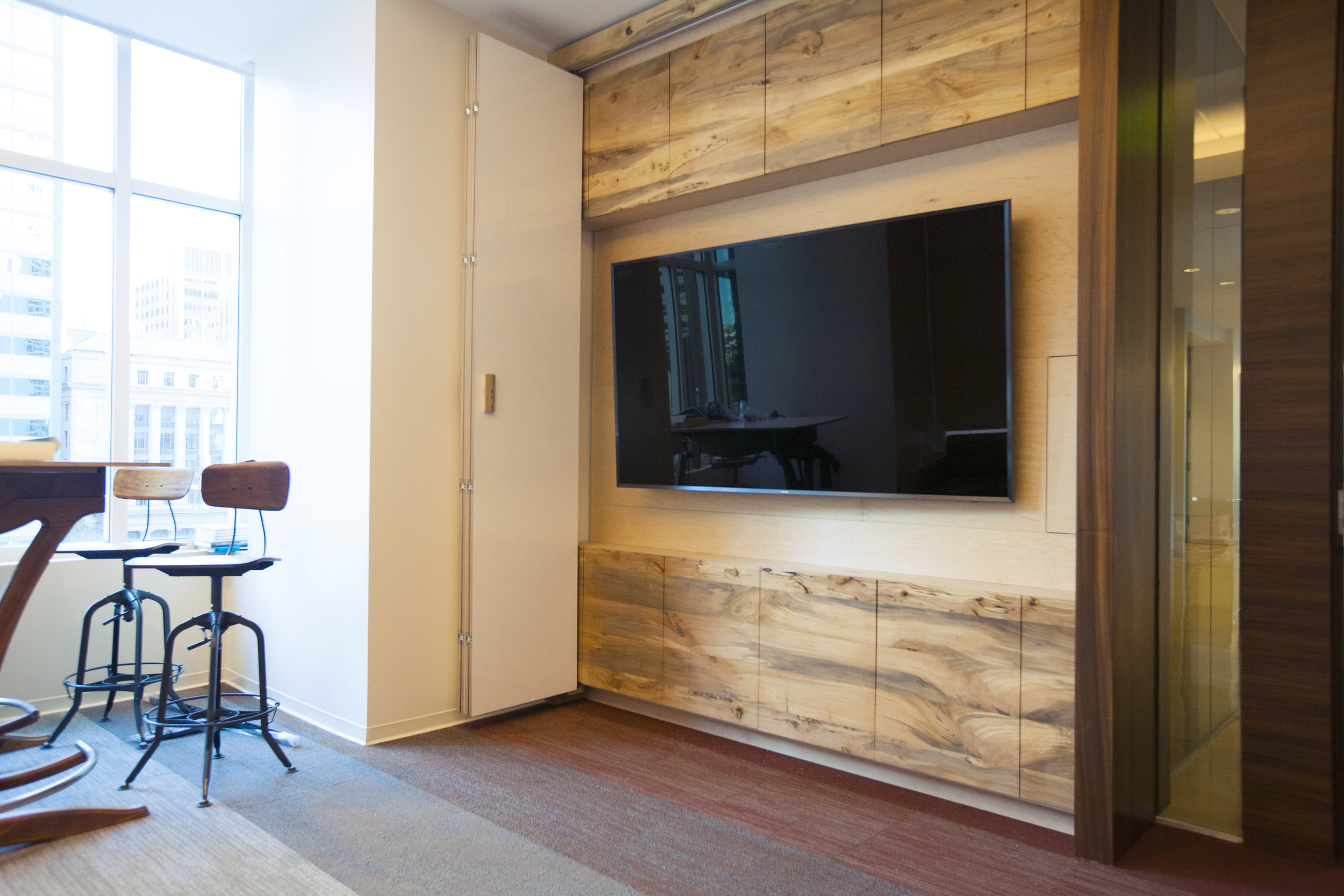  At the end of the hall,&nbsp;&nbsp;the main meeting room. This multi functional room hosts small events, power meetings with clients and staff sessions. 