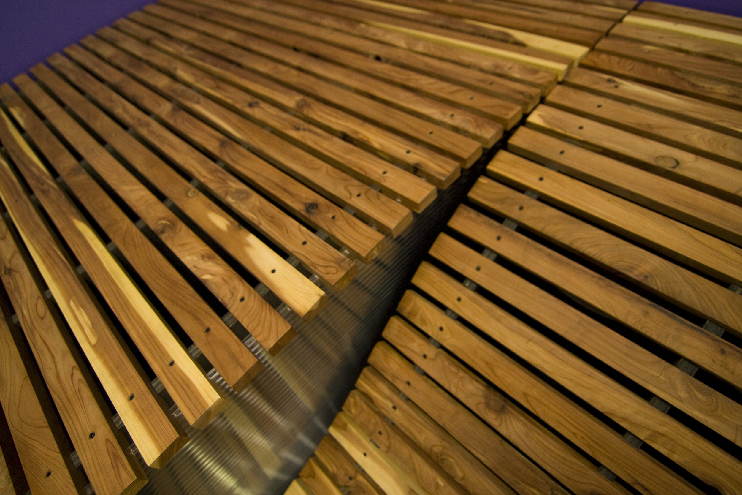 The slats gentle curve create a pleasently comfortable seat.